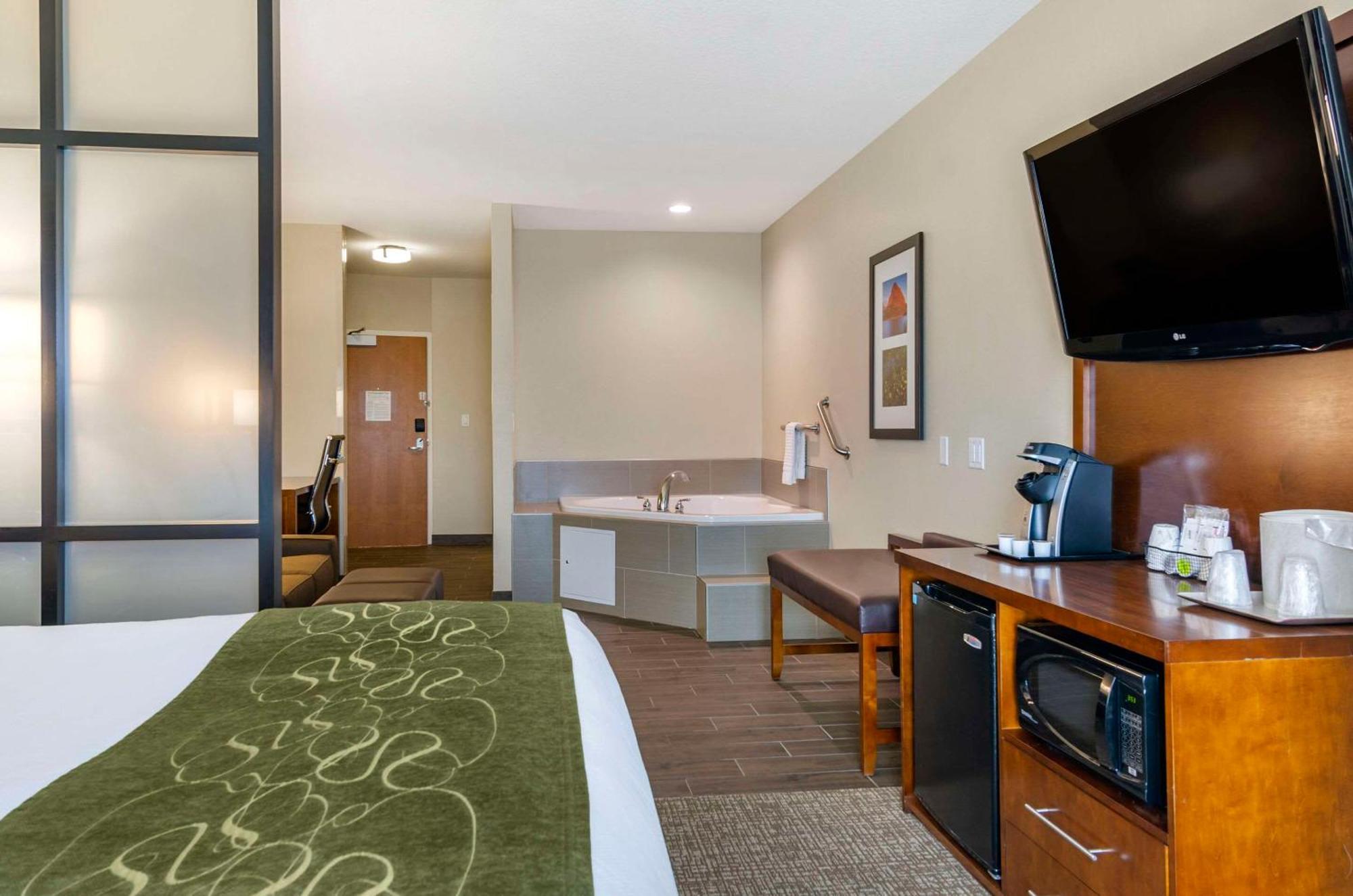 King Suite with Whirlpool - Non-Smoking