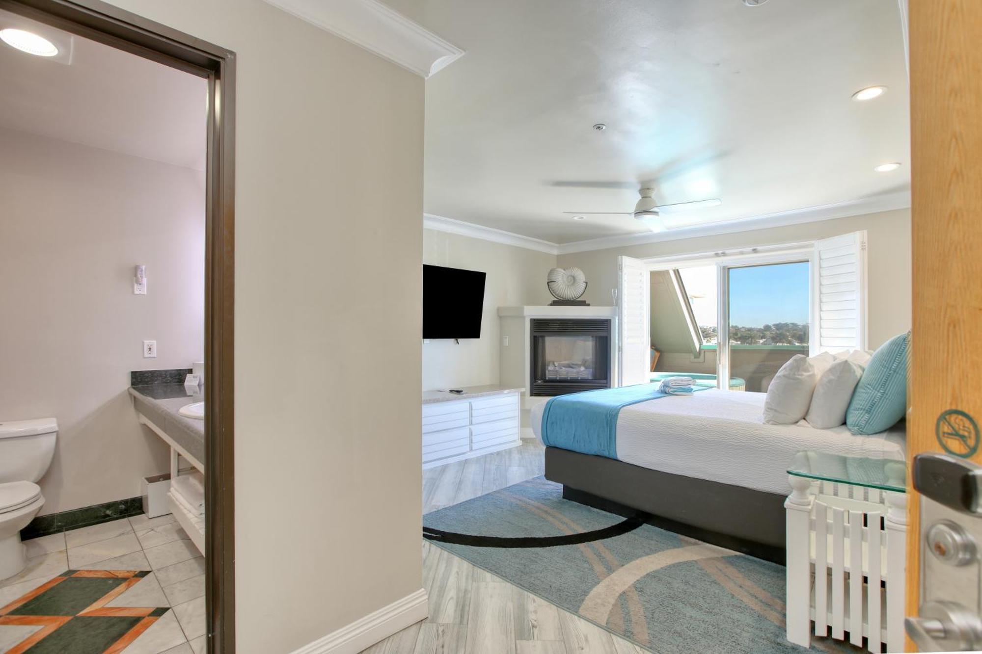 Deluxe King Partial Ocean View