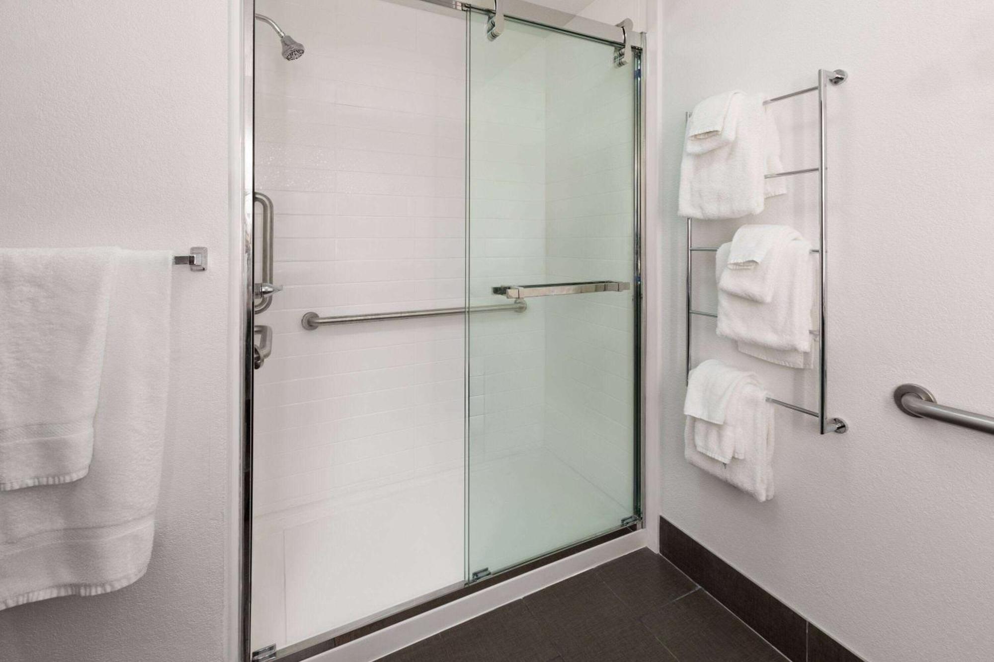 King Room Mobility Access Bathtub Grab Bars Non-Smoking