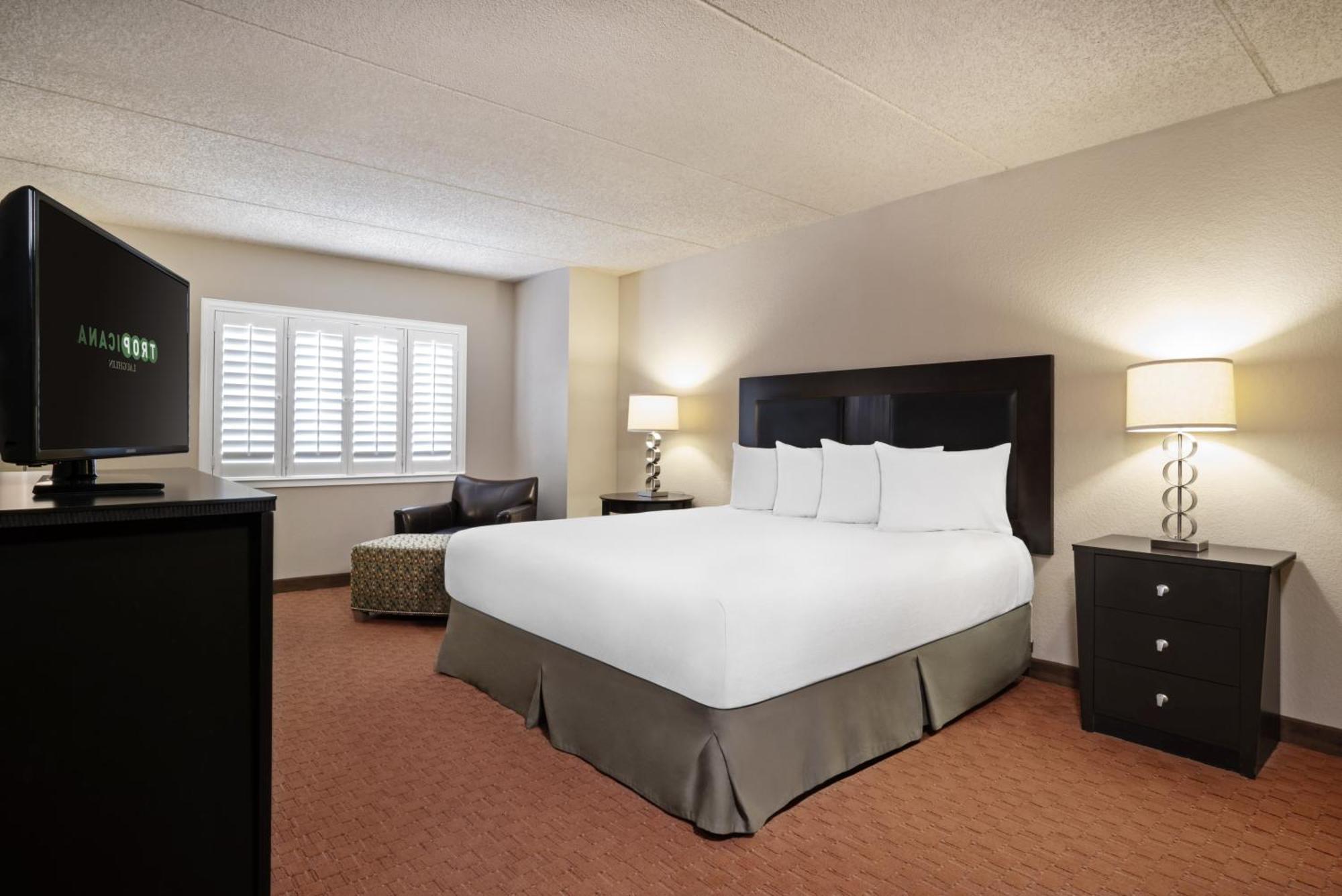 WEST DELUXE ROOM 1 KING NON-SMOKING