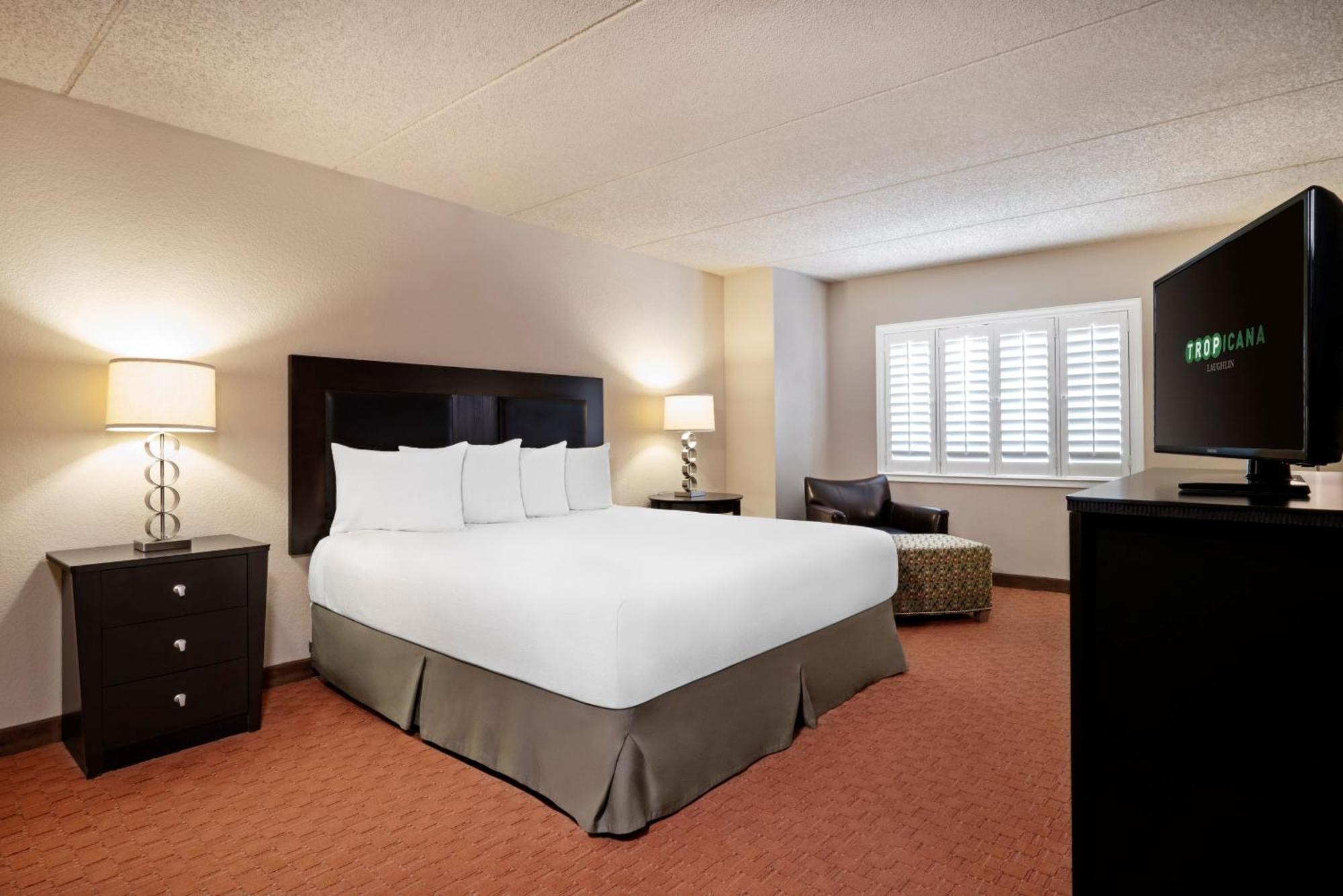 WEST DELUXE ROOM 1 KING NON-SMOKING