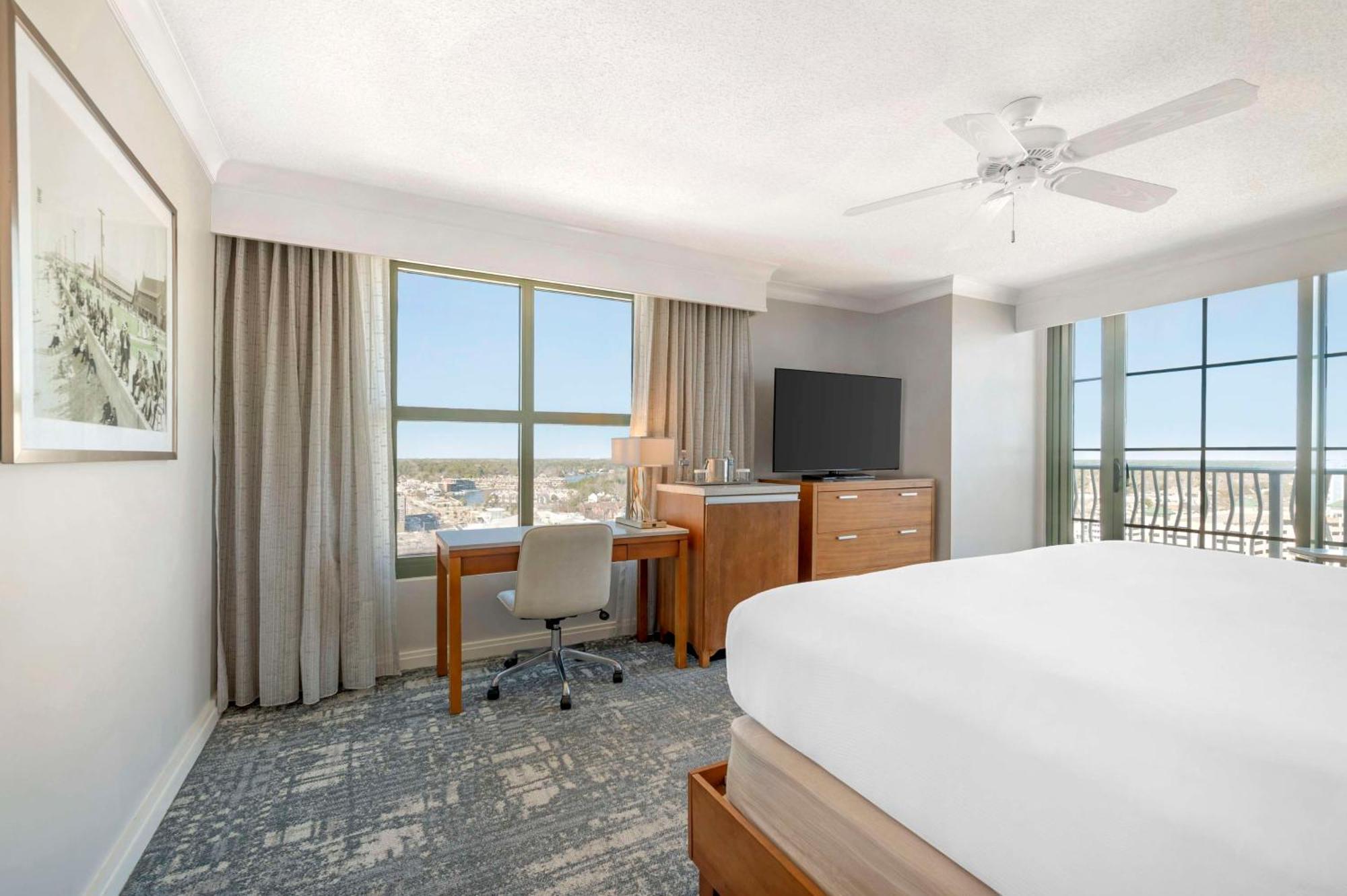 Superior King Corner Room Oceanfront View Balcony