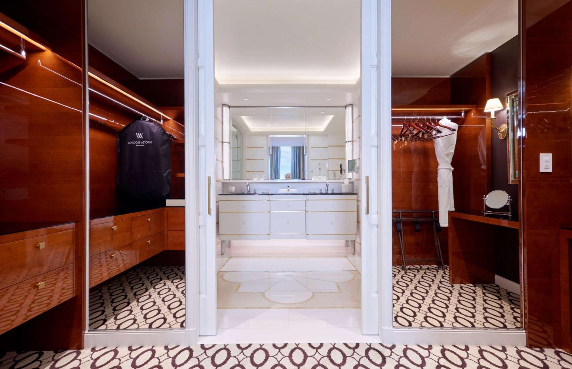 Hollywood Suite with Terrace and View