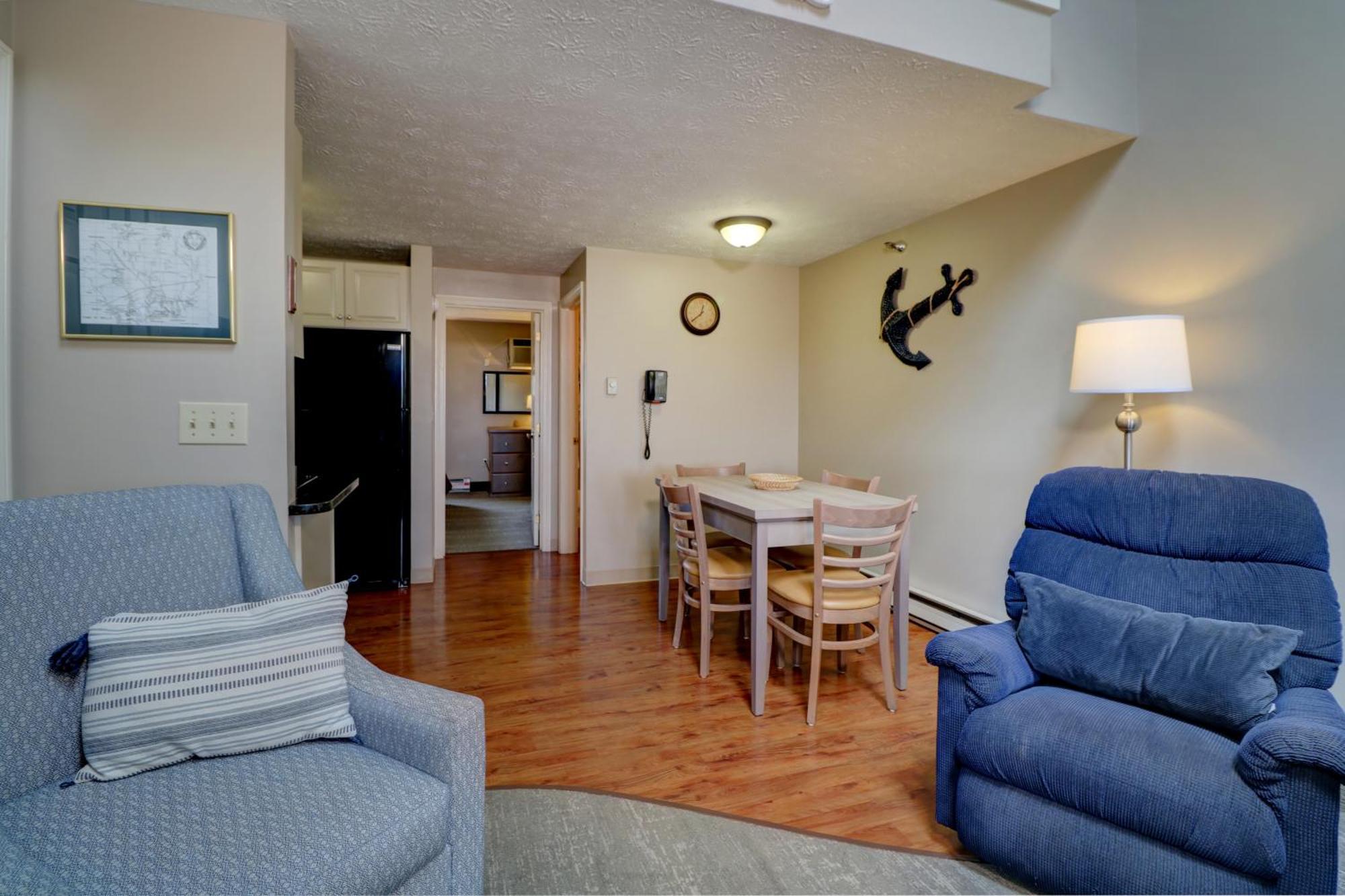 2 Bedroom Loft Suite or Queen bed