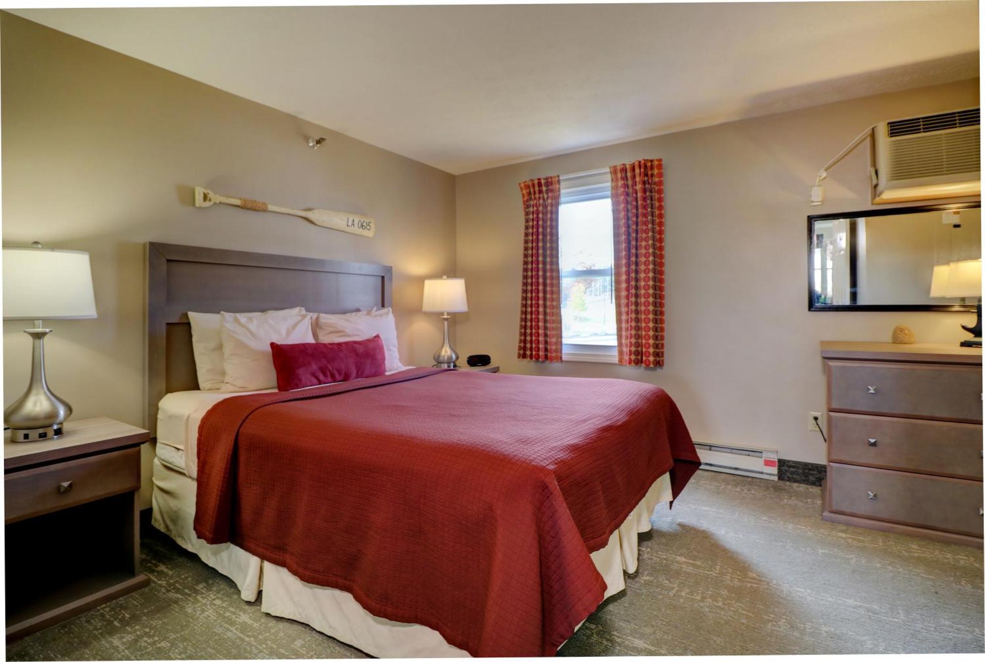 2 Bedroom Loft Suite or Queen bed