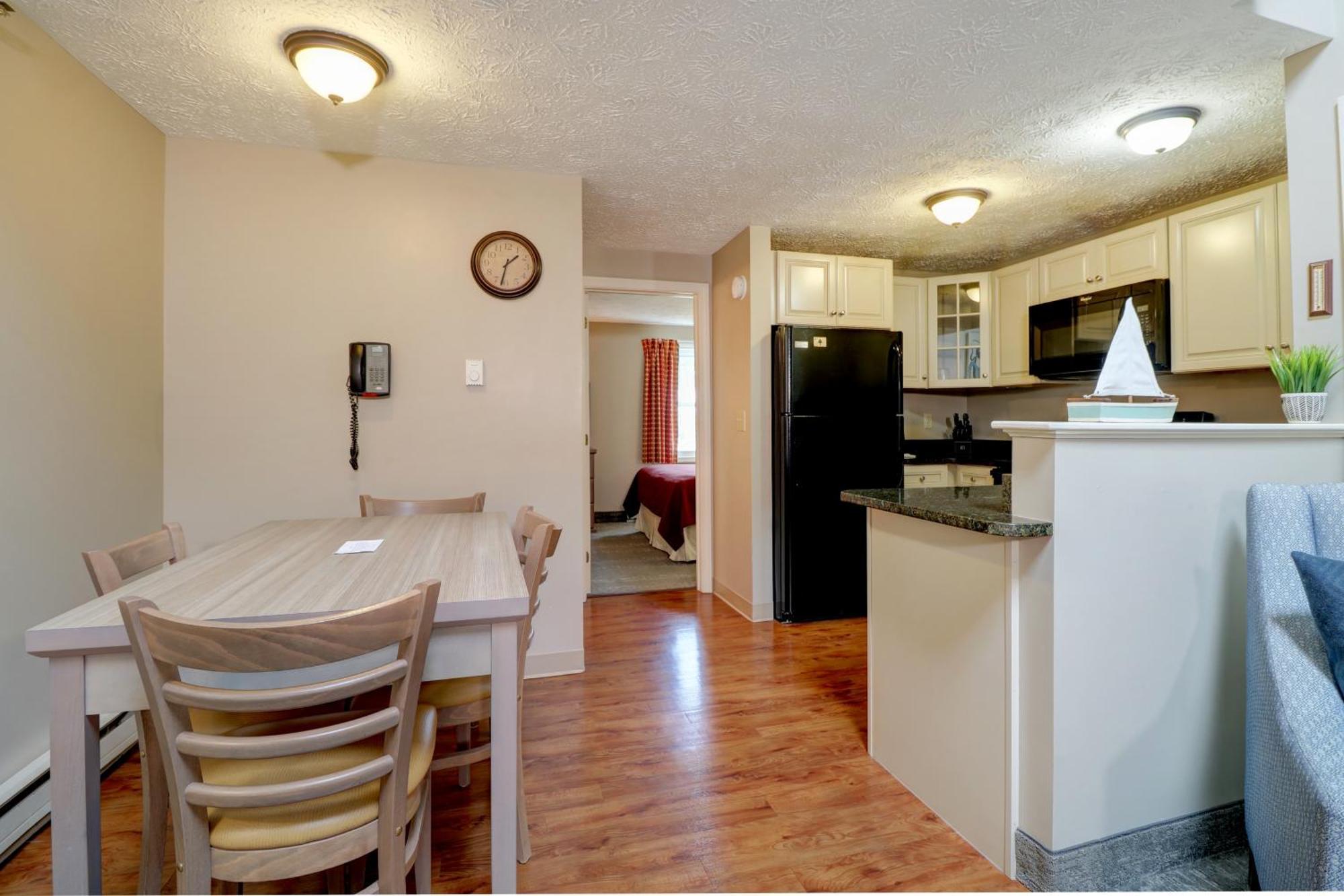 2-Bedroom Suite or Queen bed