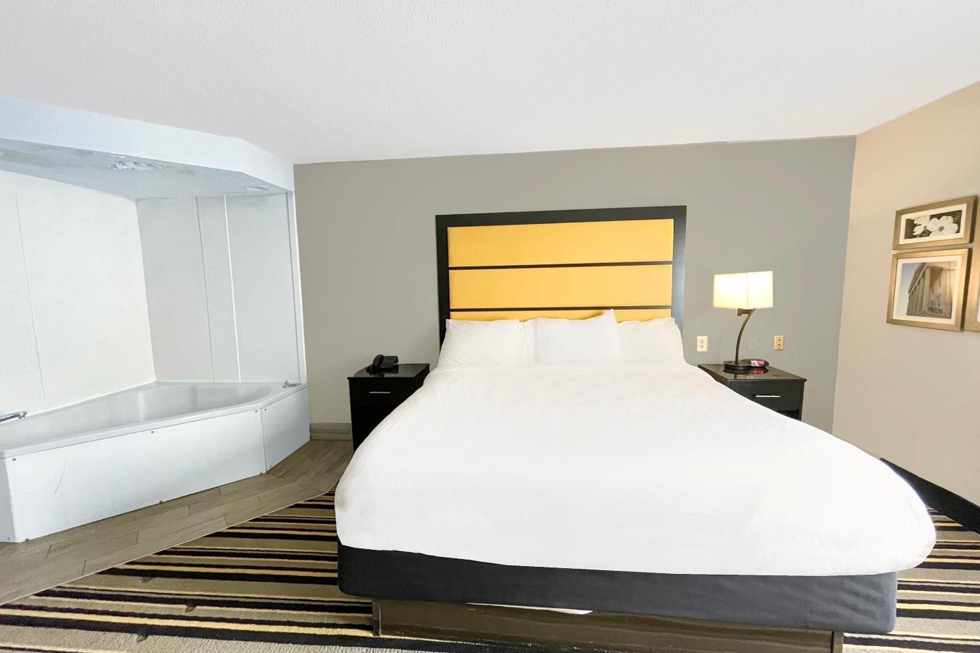 1 Bedroom Suite Jetted Tub