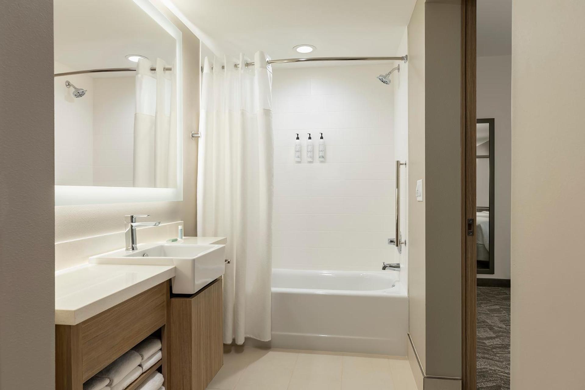 Studio Queen Suite - Hearing Accessible