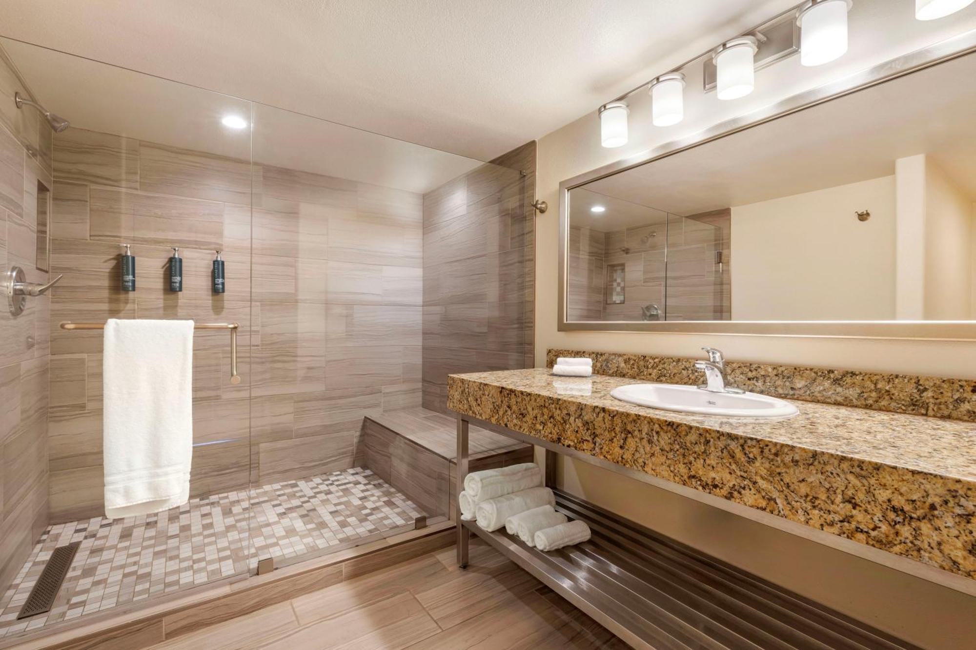 One-Bedroom Plus King Suite with Balcony and Ocean View