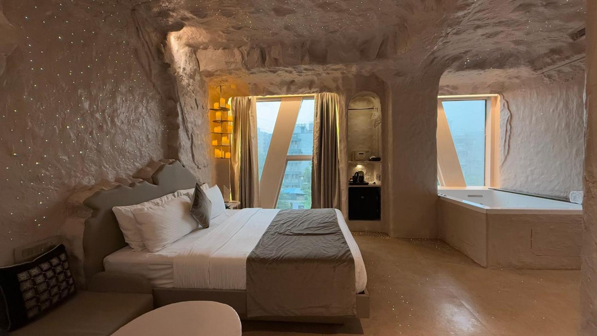 Jugnu Room with Grand Jacuzzi