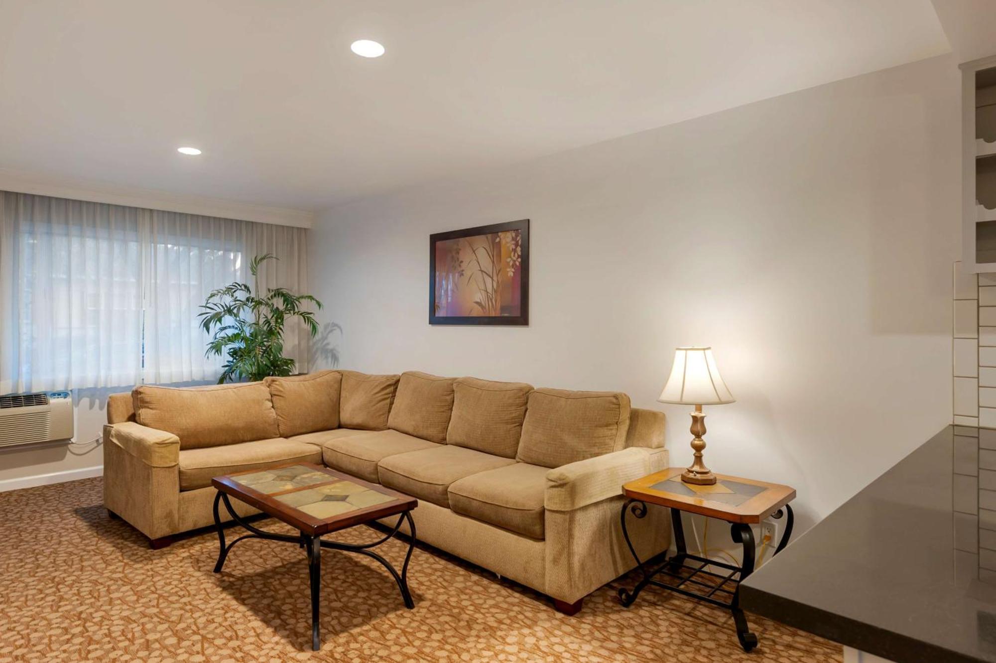 One-Bedroom King Suite with Full Kitchen - Poolside/Non-Smoking