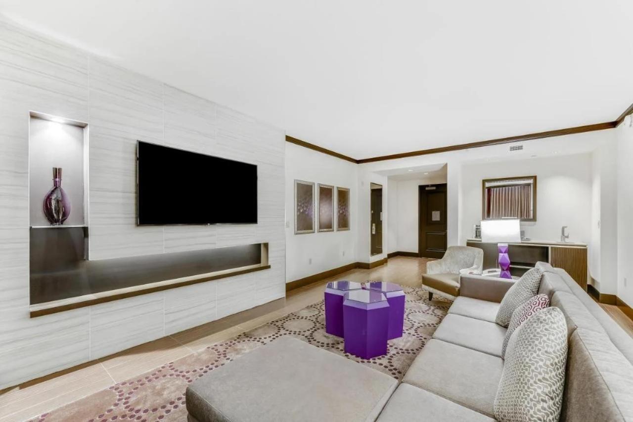 Coastal Tower Corner Suite King 2 Queen Connector Non Smoking