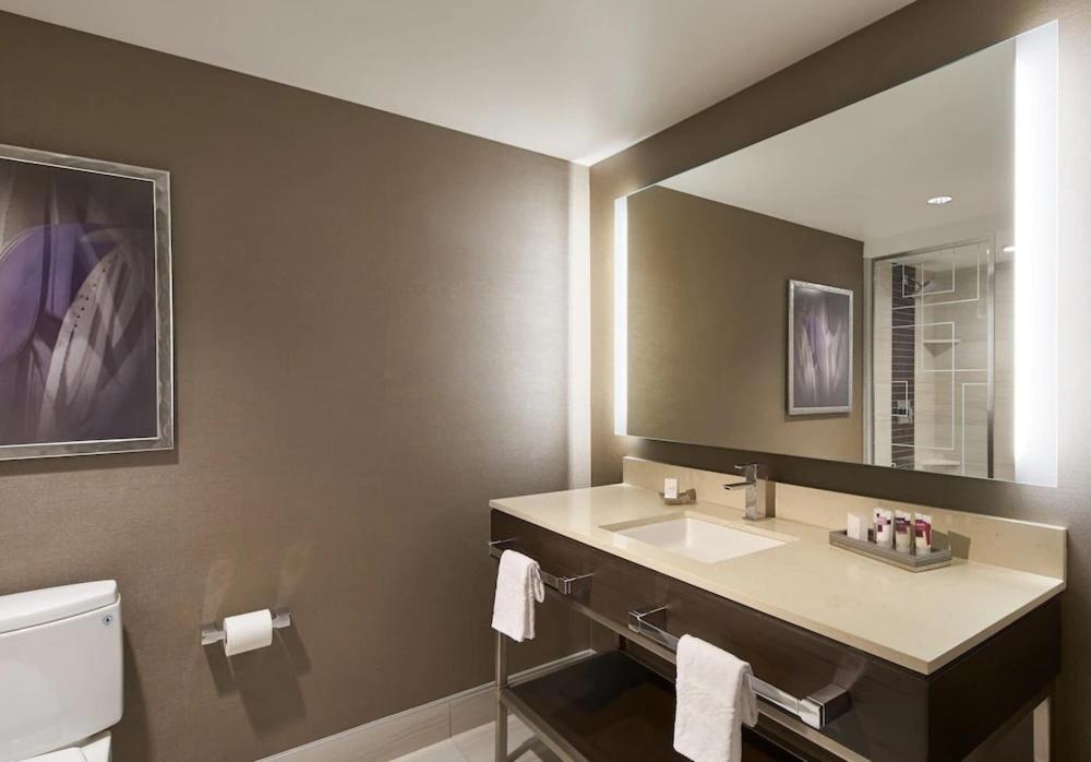 Coastal Tower Corner Suite King 2 Queen Connector Non Smoking
