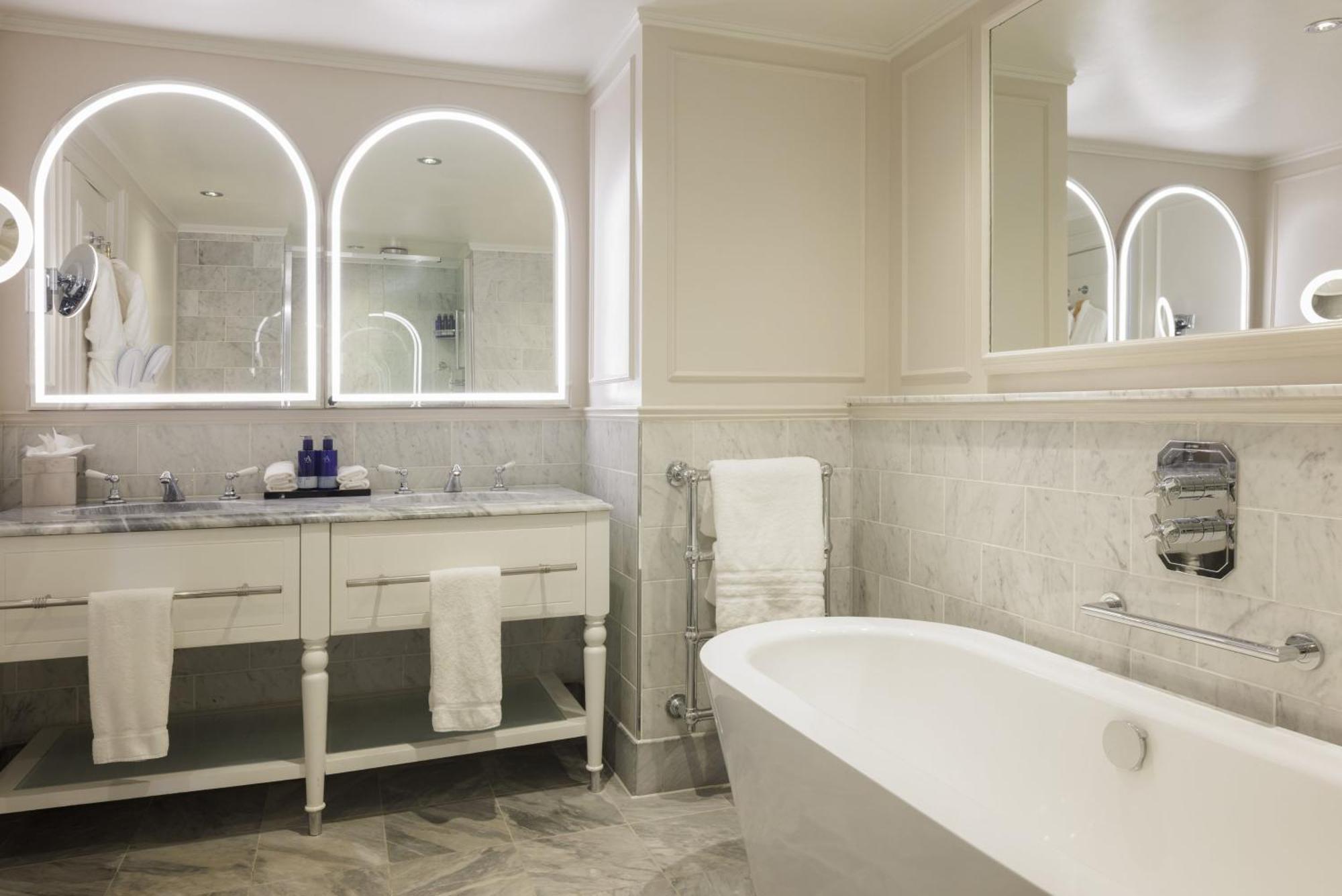 One-Bedroom King Suite with Castle View