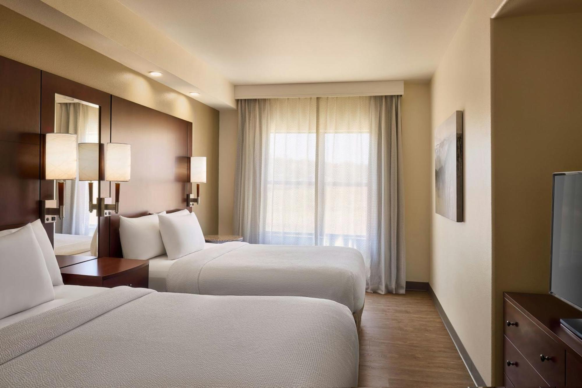 1 Bedroom 2 room Suite 2 Queen Sofa bed