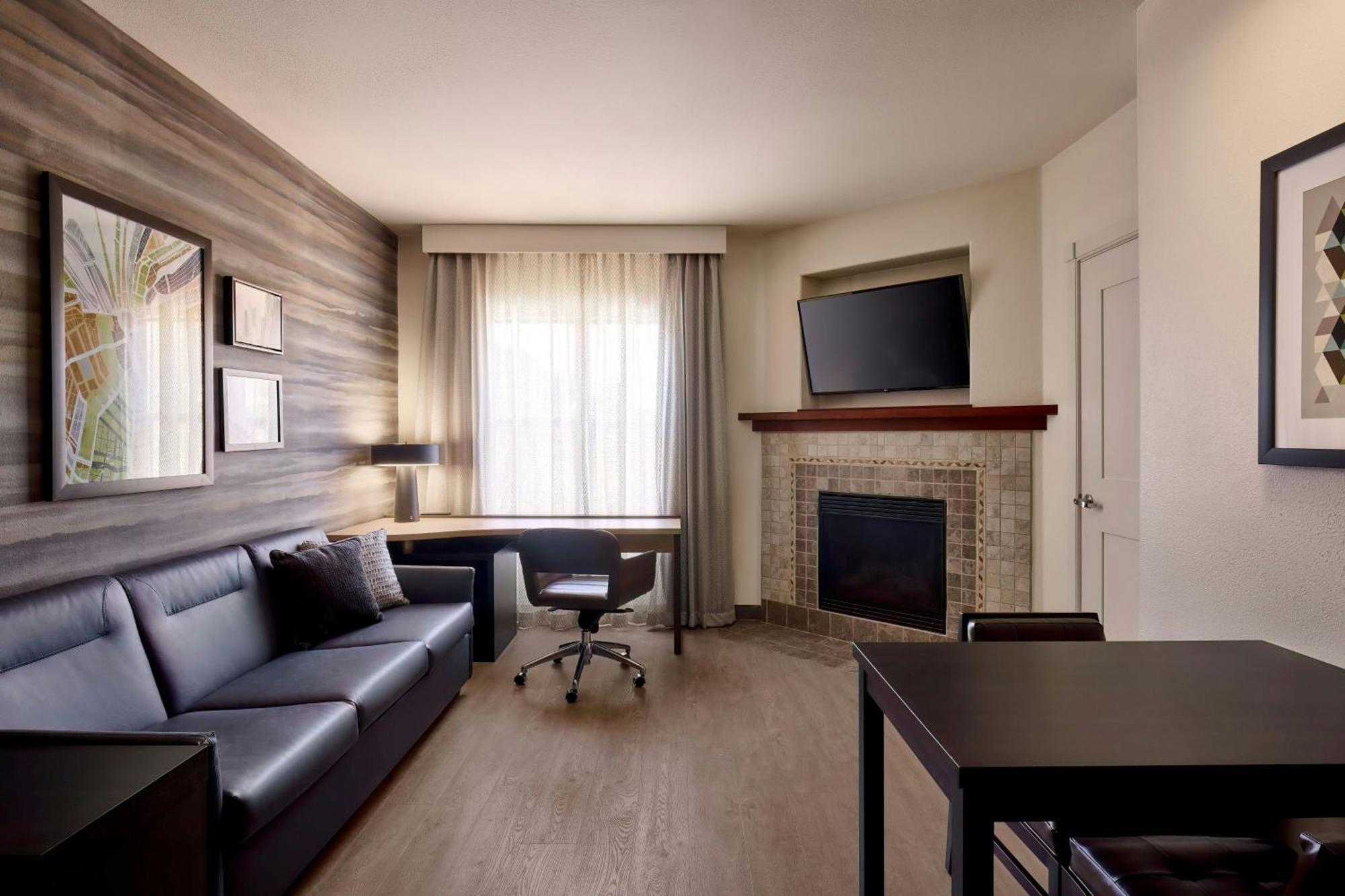 1 Bedroom 2 room Suite 2 Queen Sofa bed