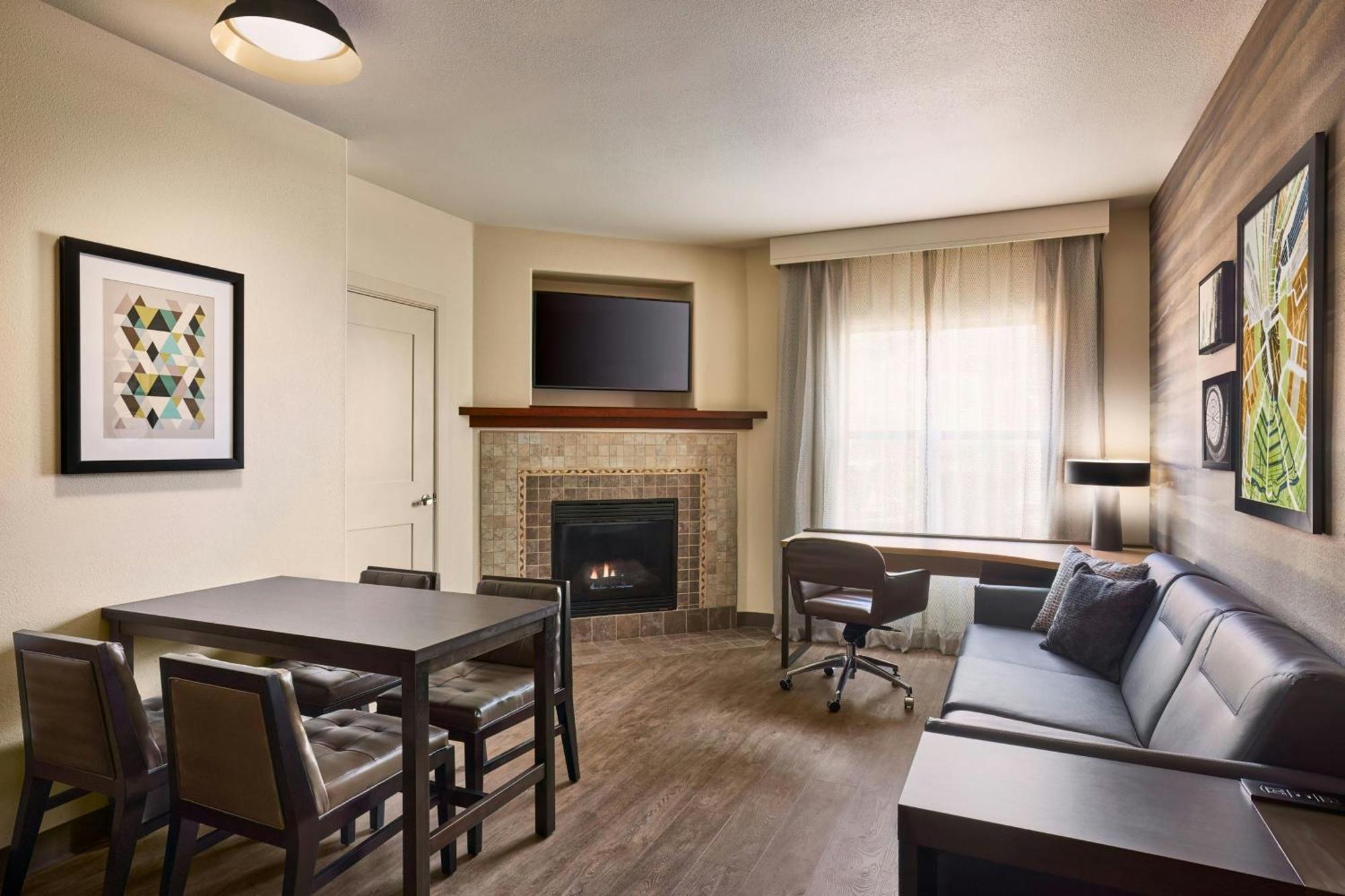 1 Bedroom 2 room Suite 2 Queen Sofa bed