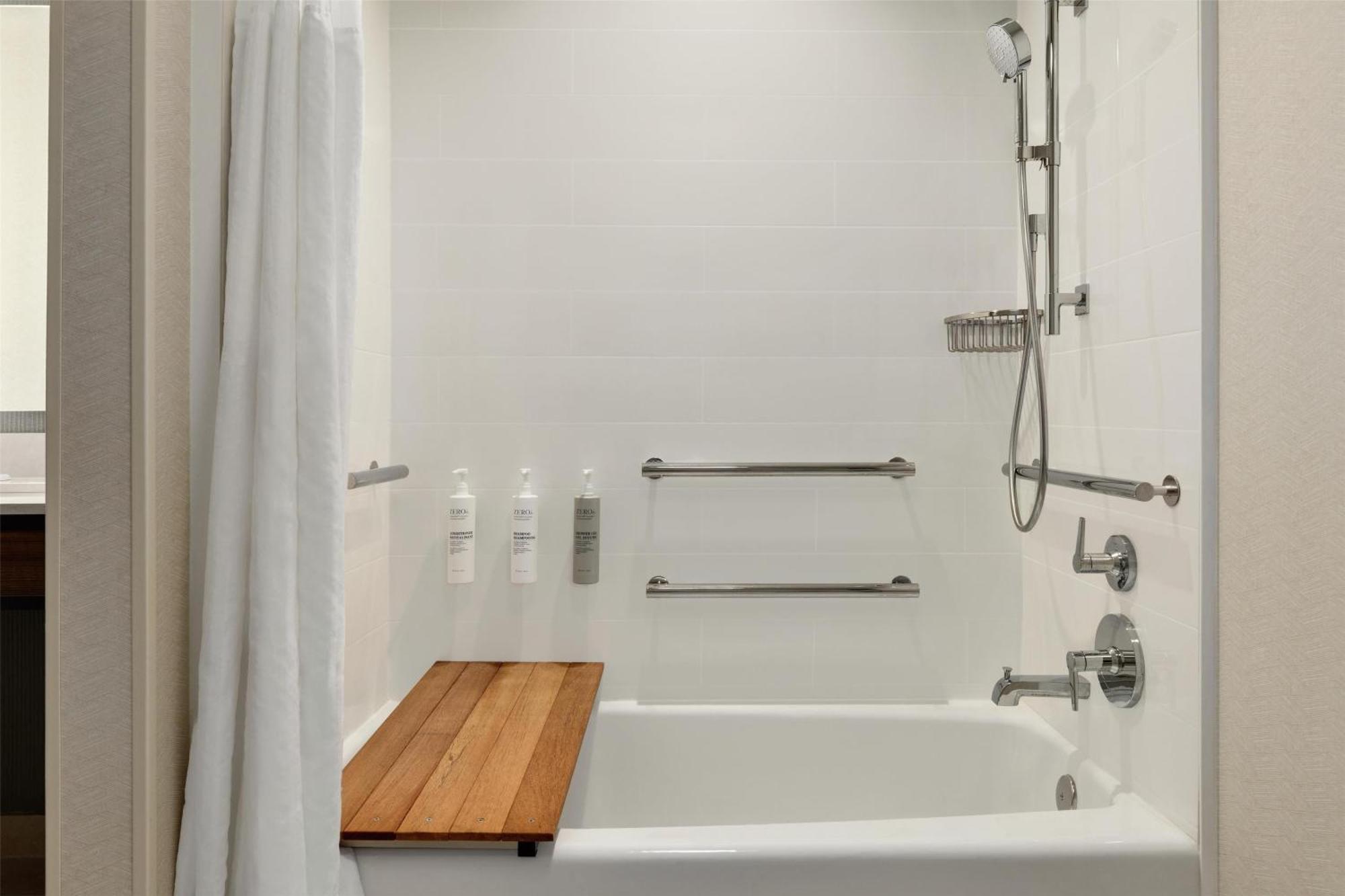 King Room with Bath Tub - Mobility Access
