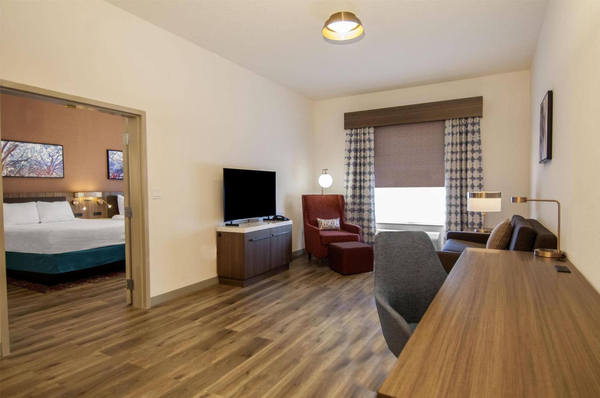 One-Bedroom Suite Two Queen Beds Jetted Bath Tub Sofa Bed