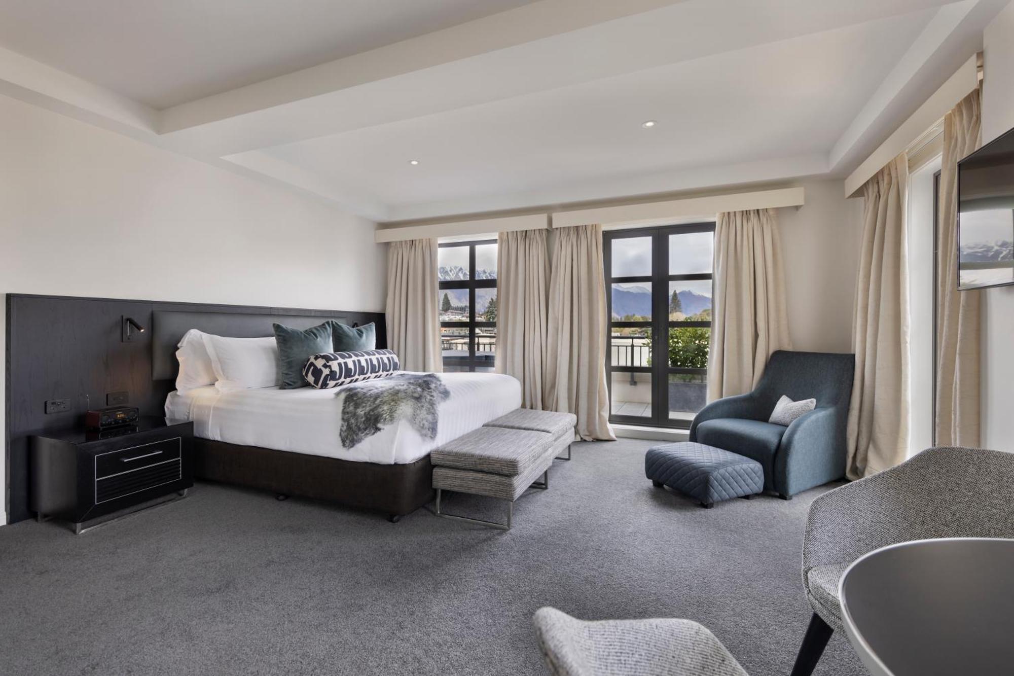 Penthouse with Large Patio and Jacuzzi - Lake View