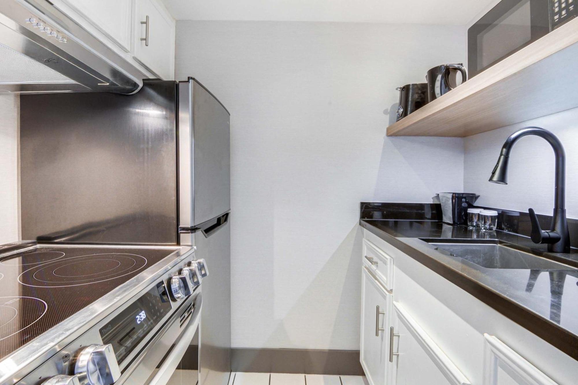 Standard Room, 1 Queen Bed, Kitchenette, Atrium Building