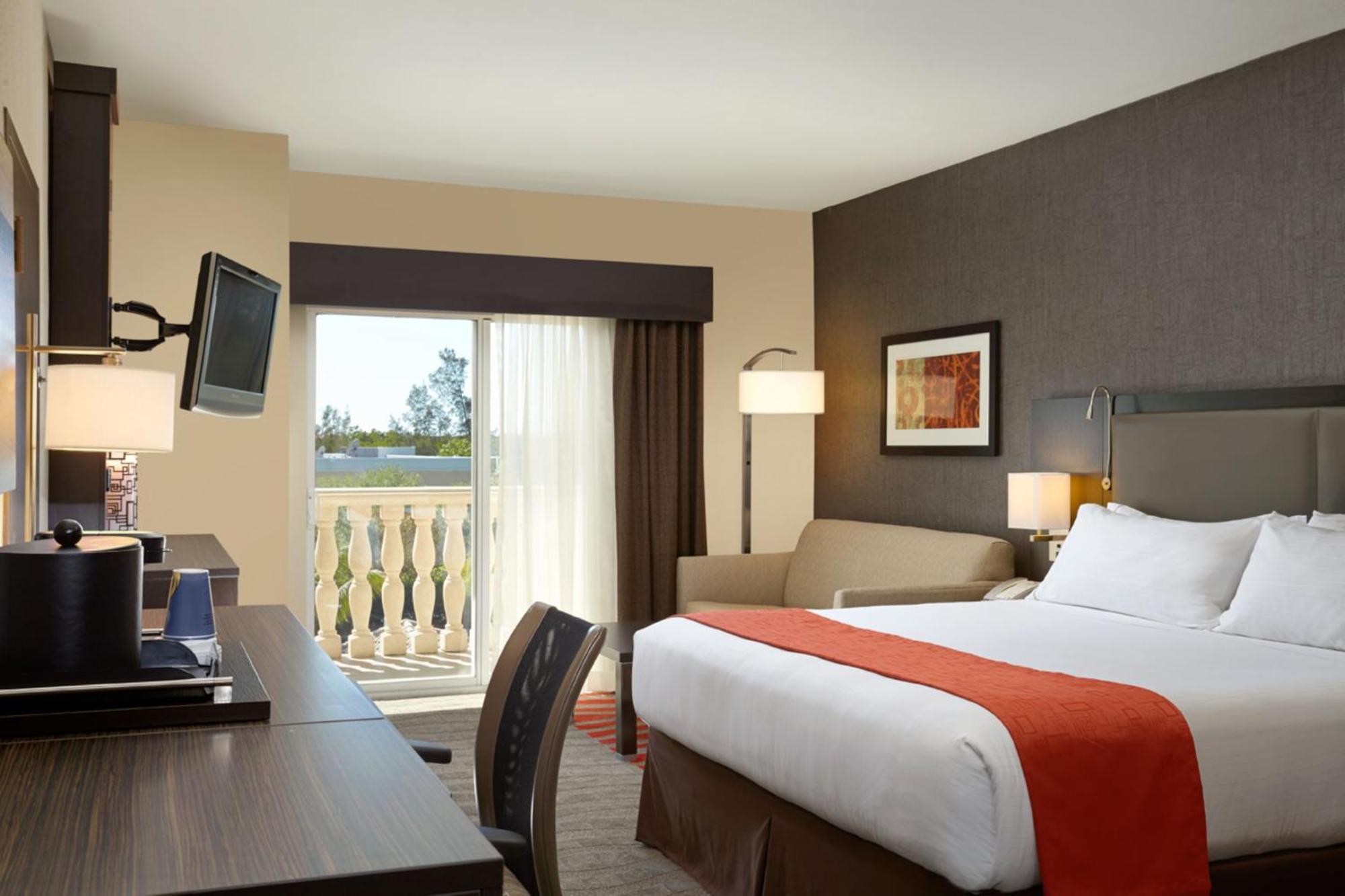 Standard King Room with Sofa Bed and Balcony - Pool View