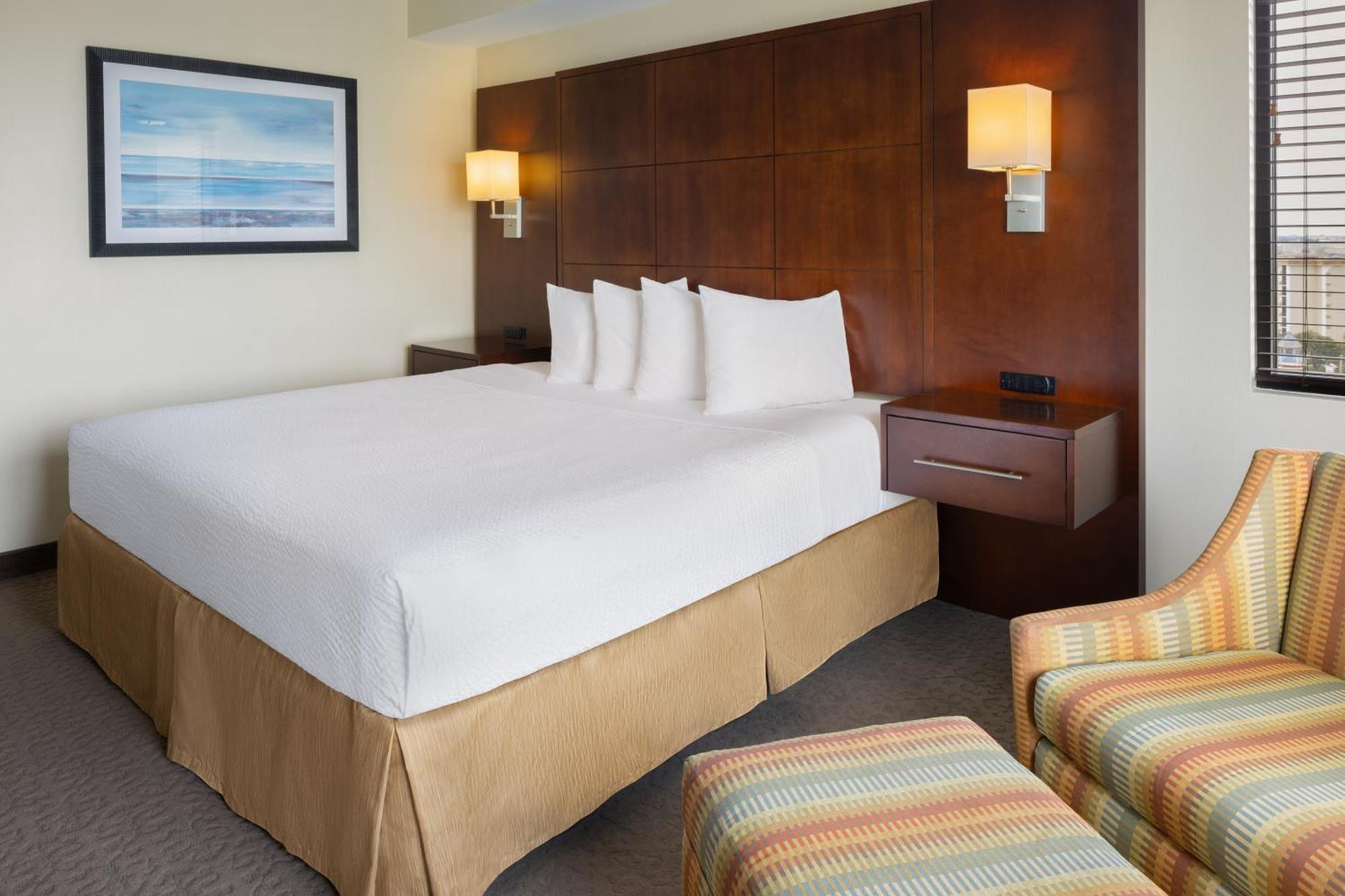 Luxury One-Bedroom King Suite City View No Resort Fee,1129122489:JPEG