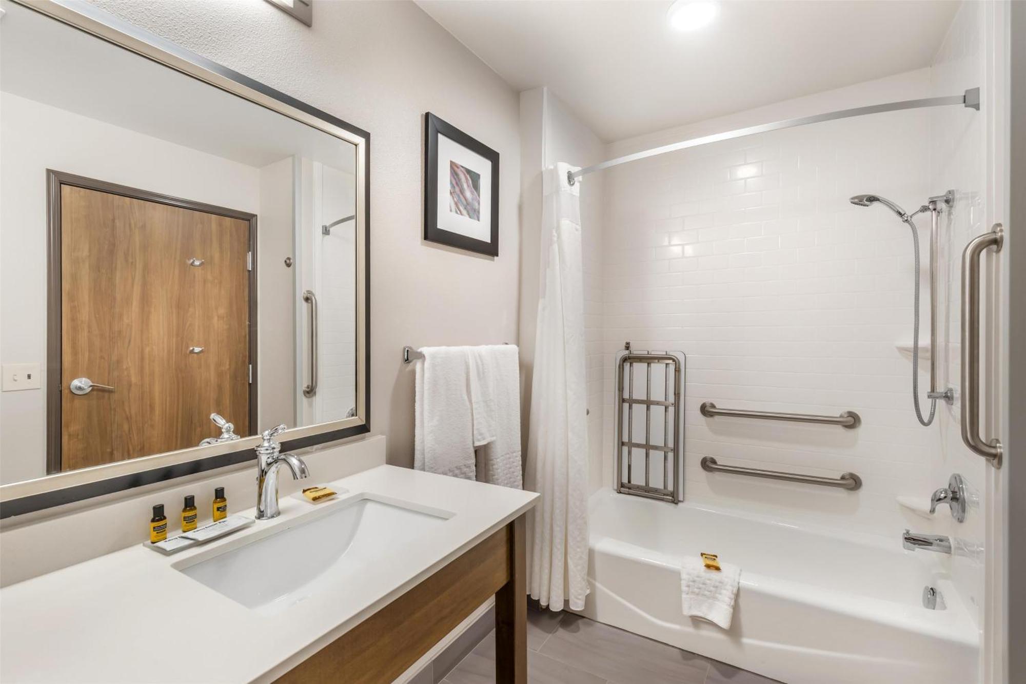 King Suite with Sofa Bed and Bath Tub - Disability Access/Non-Smoking