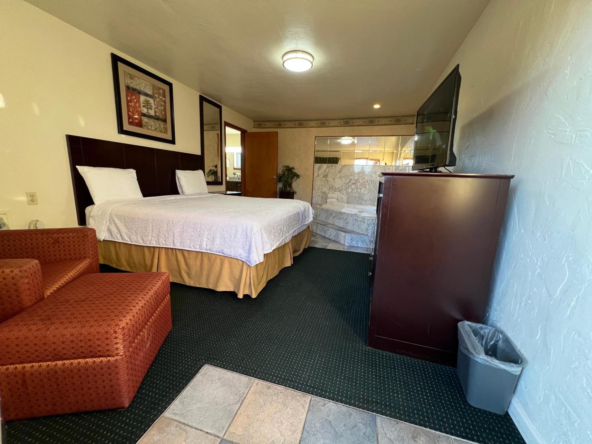 King Suite Spa Bath