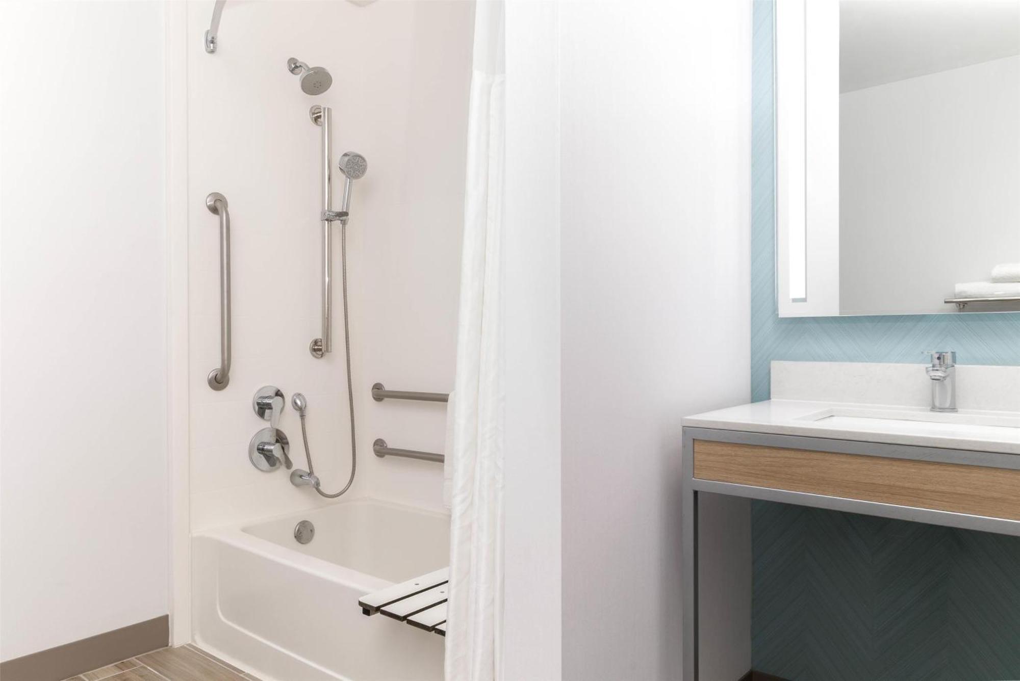 King Room Tub Mobility Hearing Access