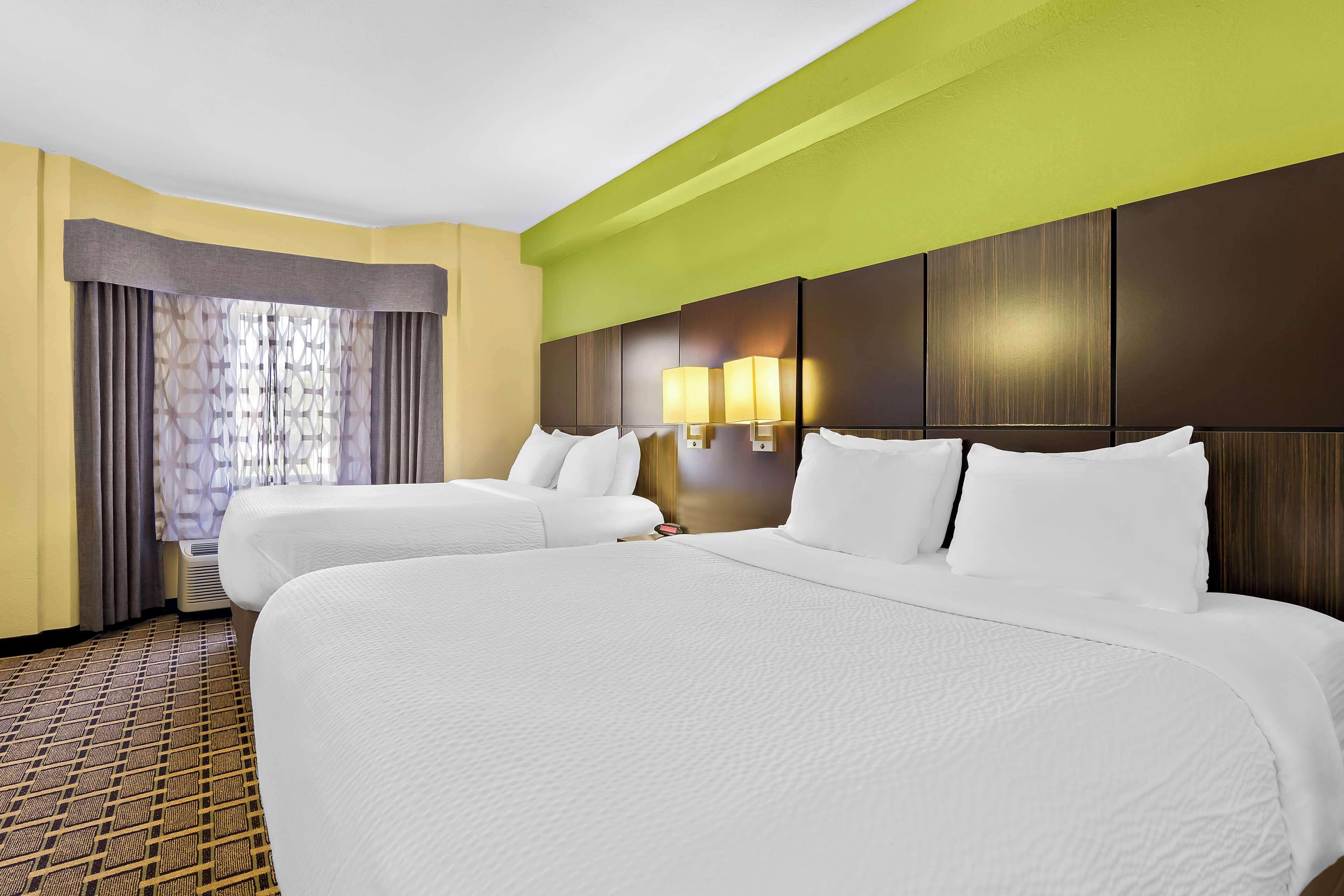 Queen Suite Two Queen Beds Sofa Bed Non-Smoking