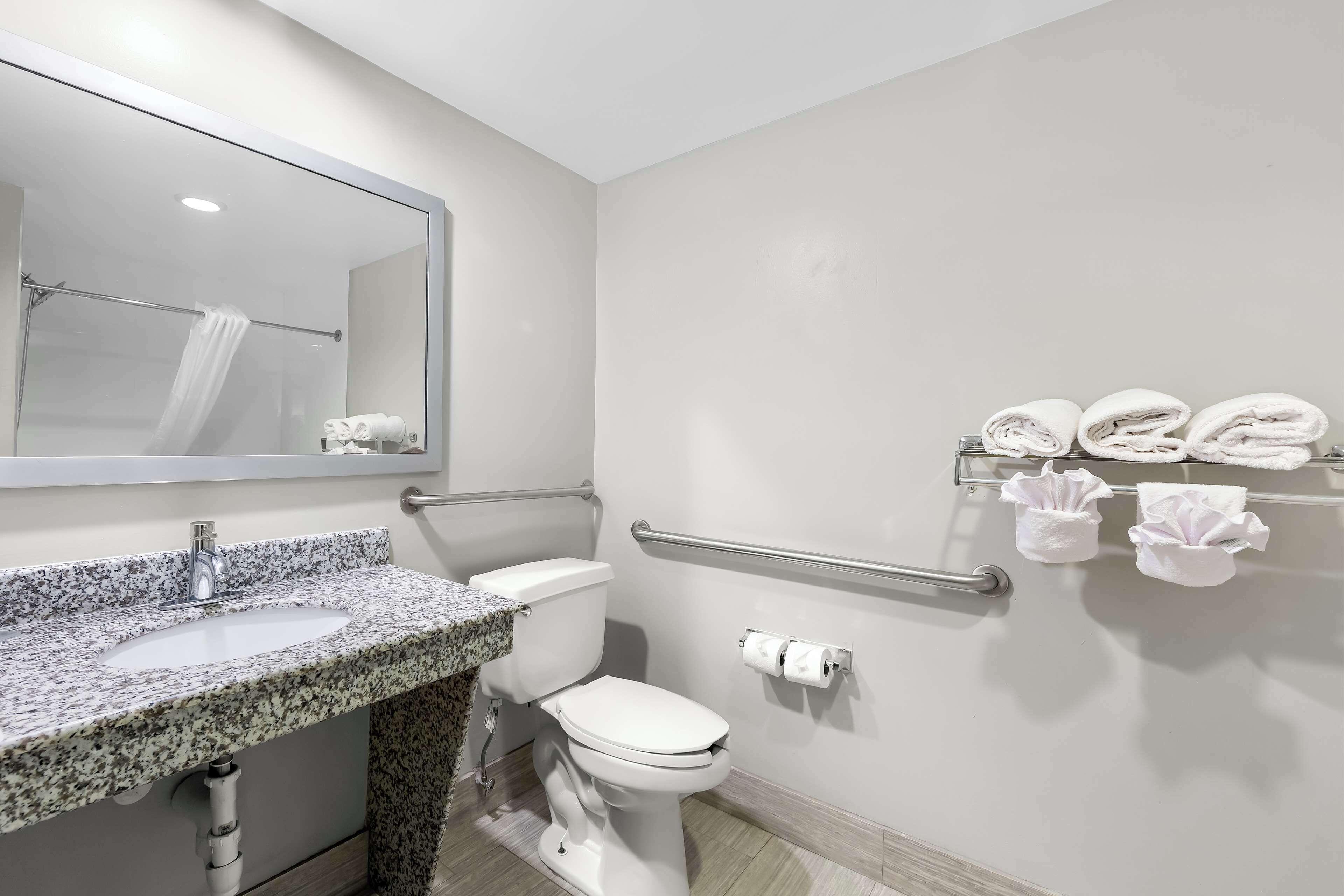 Queen Suite Bath Tub Sofa Bed Disability Access or Non-Smoking