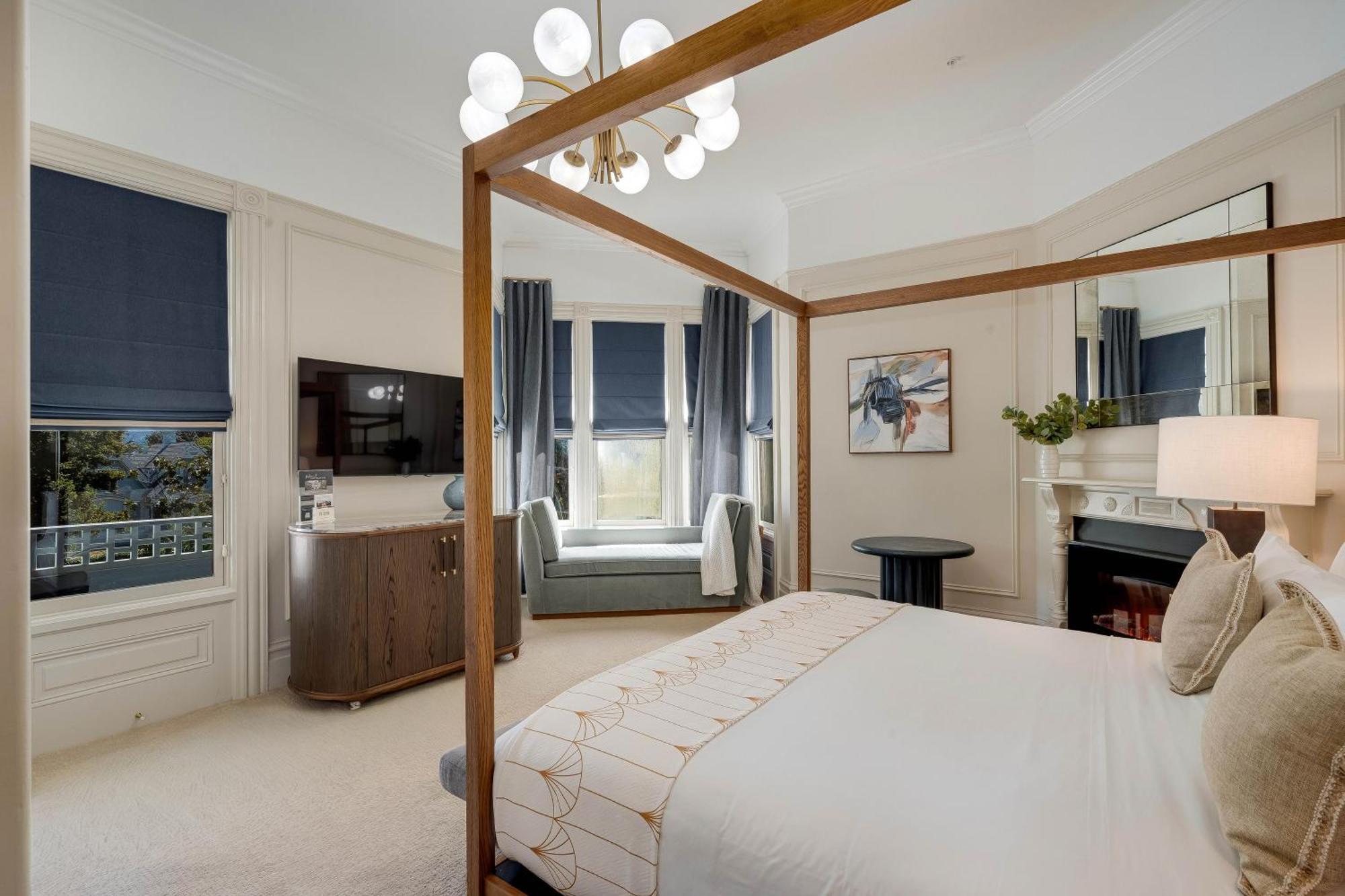 Deluxe King Room with Balcony