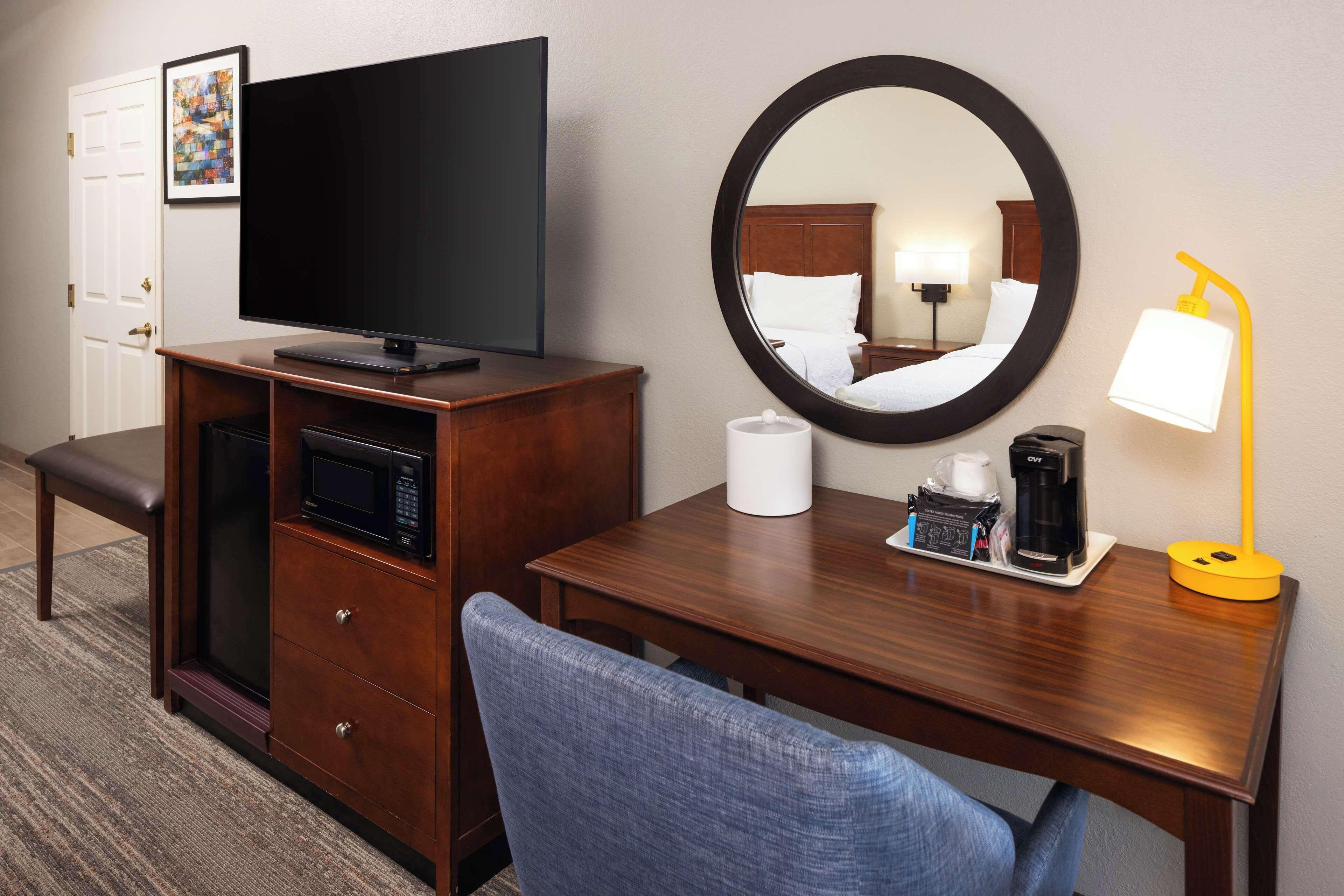 Queen Room Two Queen Beds Hearing Accessible or Non-Smoking