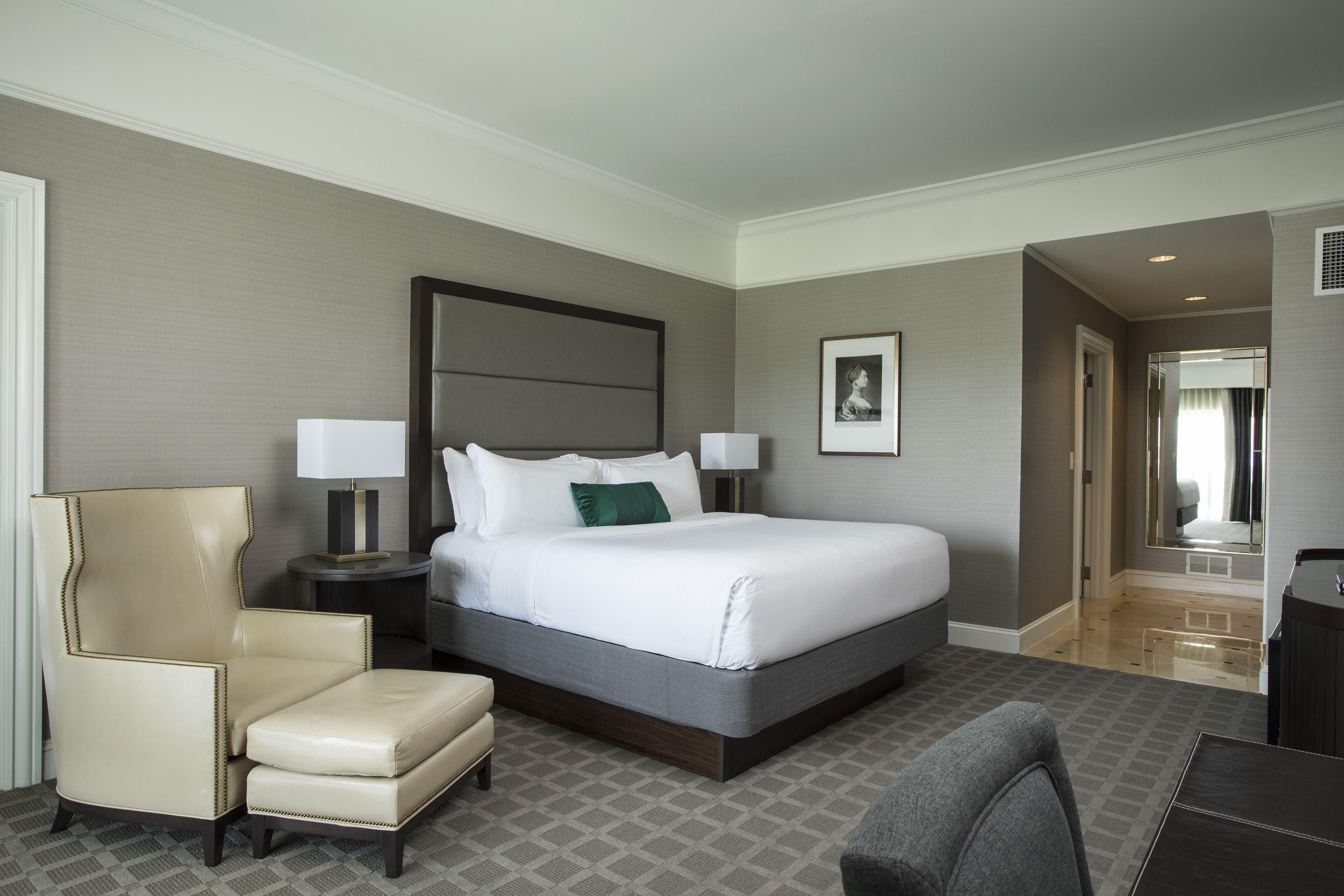 One-Bedroom Executive King Suite Balcony Mobility Accessible Tub