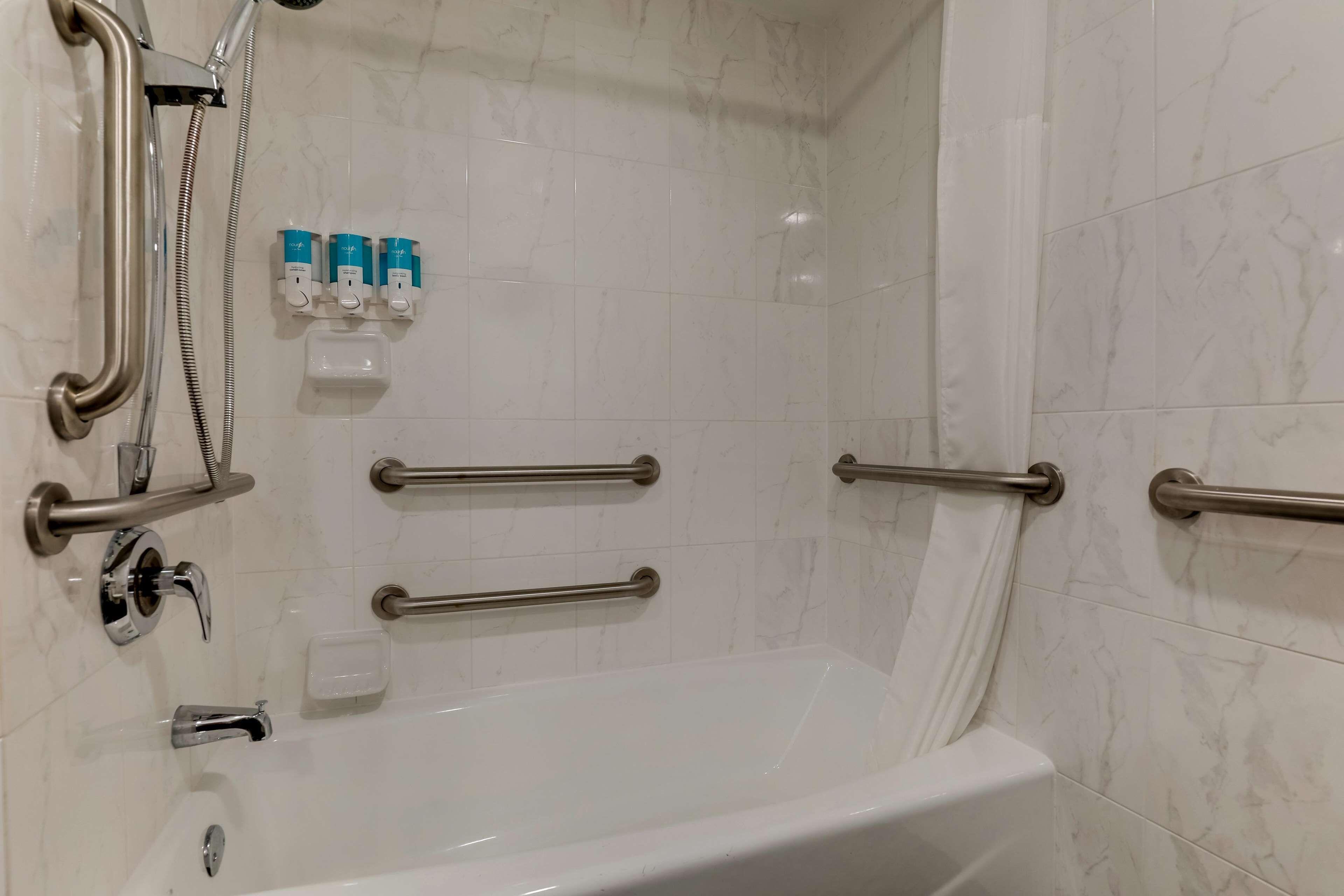 Deluxe Queen Room Two Queen Beds Accessible Tub