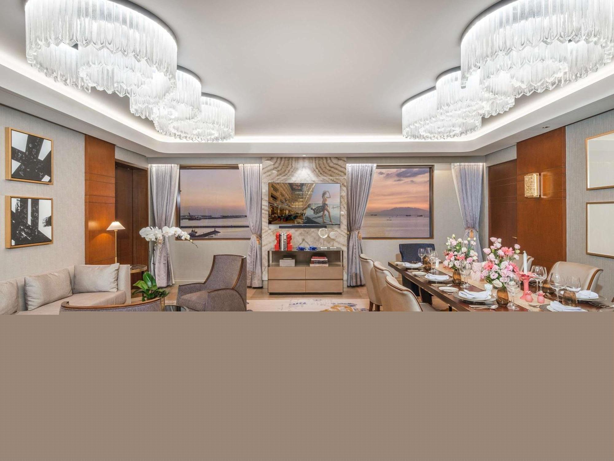 Presidential King Suite with Bay View and Club Lounge Access