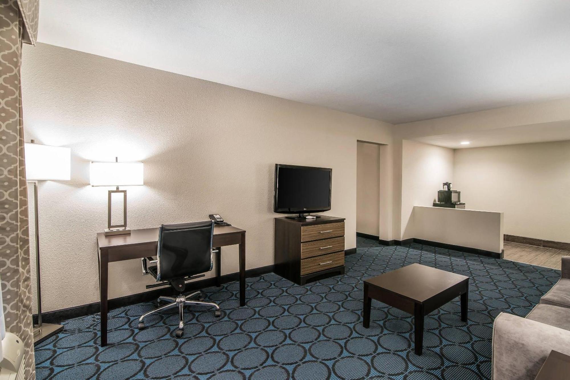 Queen Suite Two Queen Beds Sofa Bed Non-Smoking