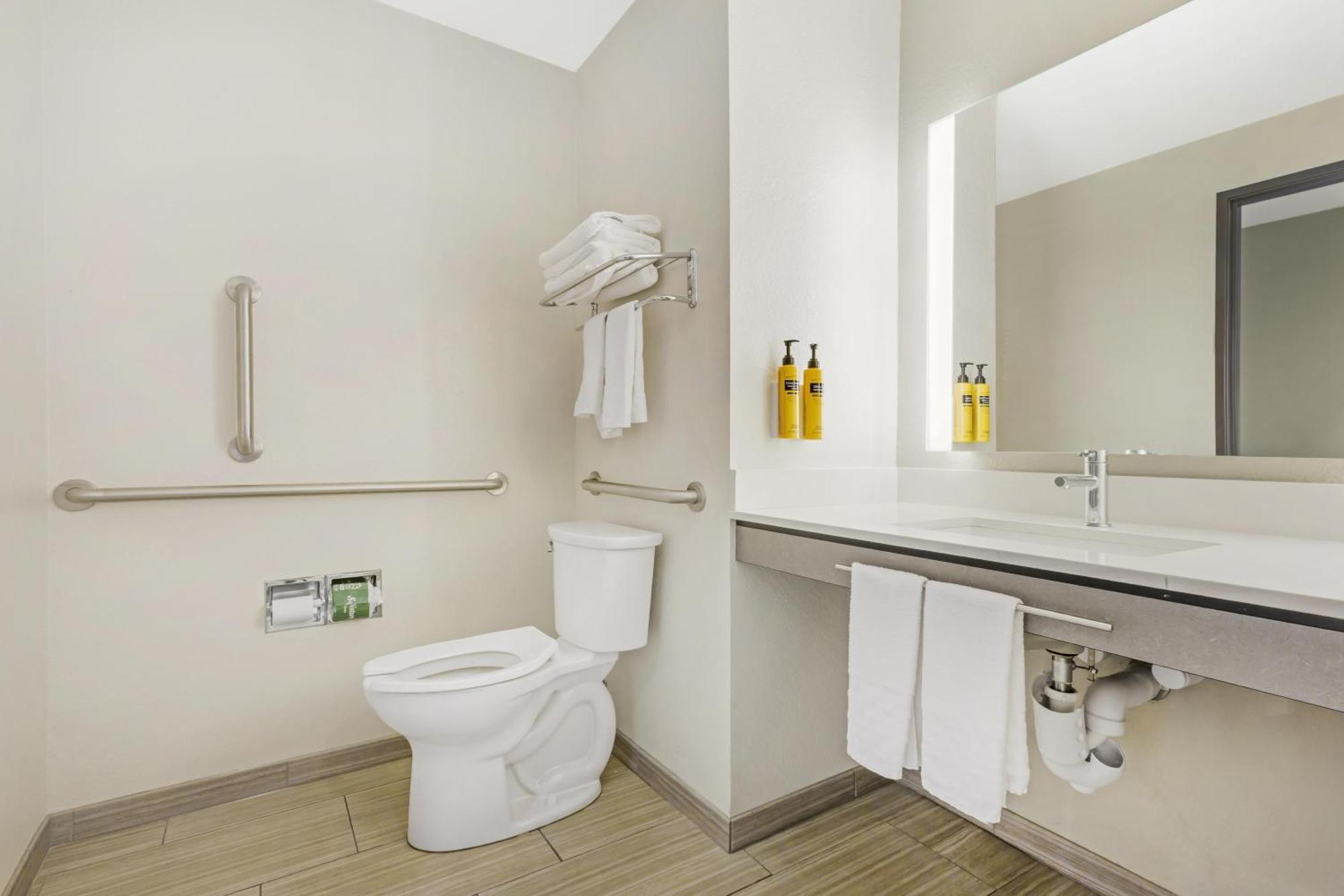One-Bedroom King Suite Roll Shower Sofa Bed Kitchenette Disability or Non-Smoking
