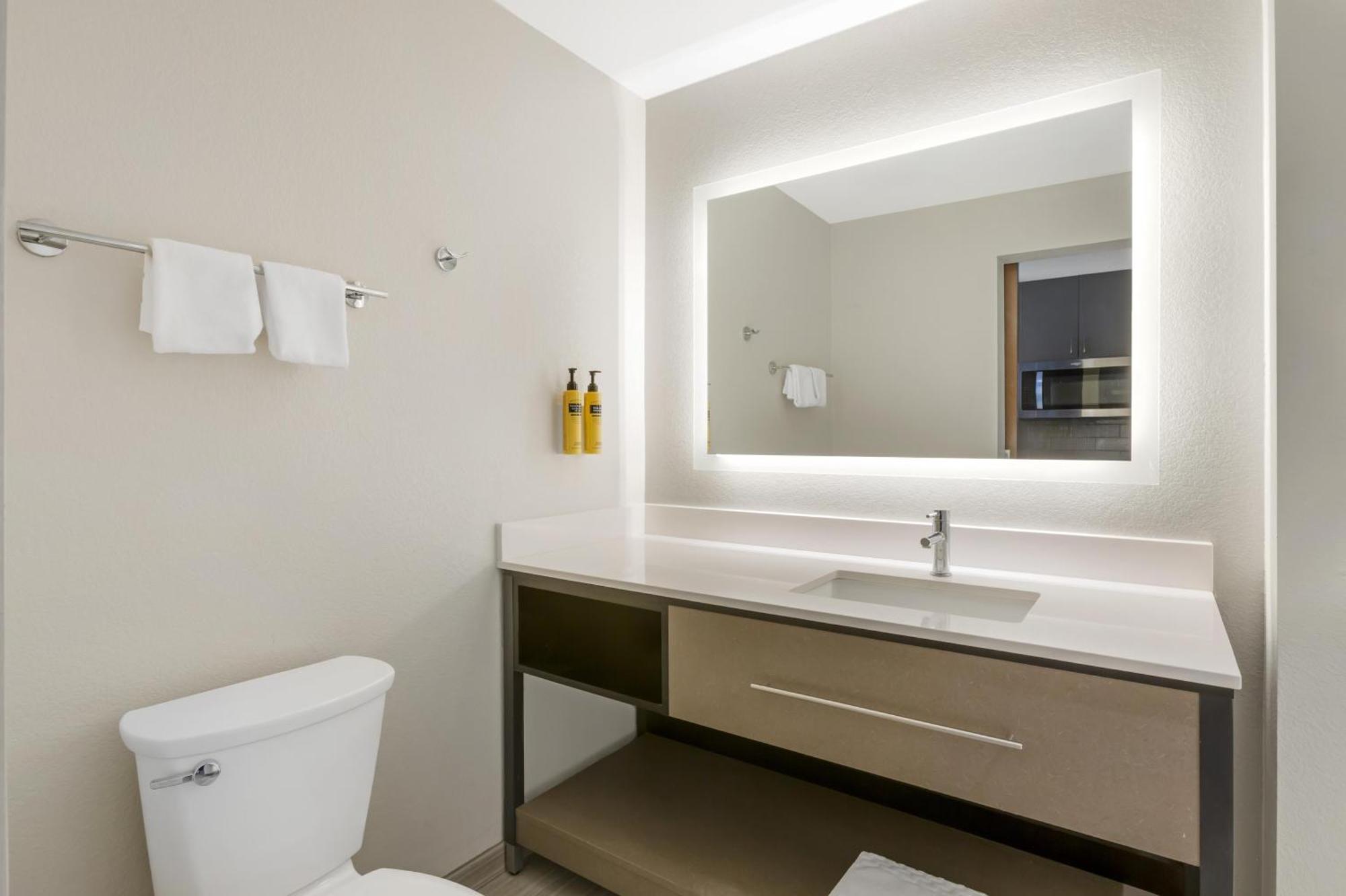One-Bedroom King Suite Roll Shower Sofa Bed Kitchenette Disability or Non-Smoking