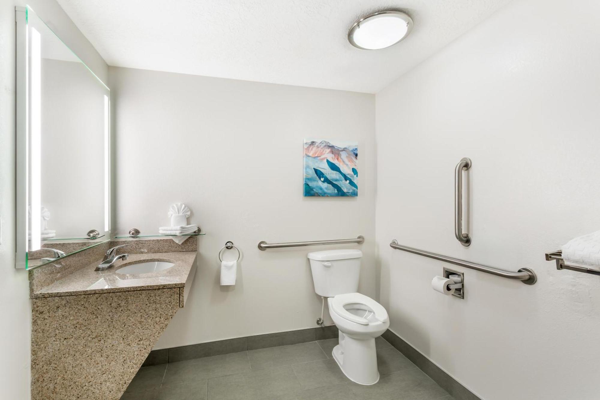 King Suite Roll Shower Spa Bath Disability Access or Non-Smoking
