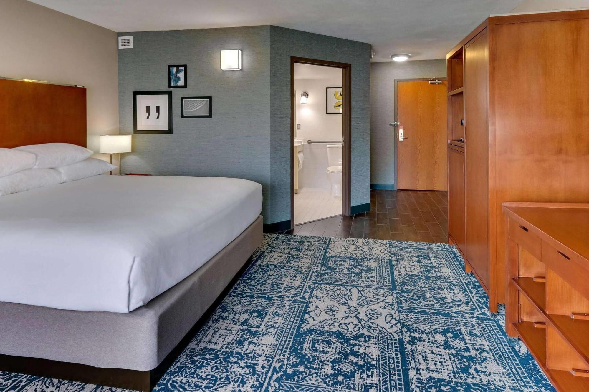 Deluxe King Room - Mobility/Hearing Accessible with Tub with Grab Bars/Non-Smoking,1731691417:JPEG