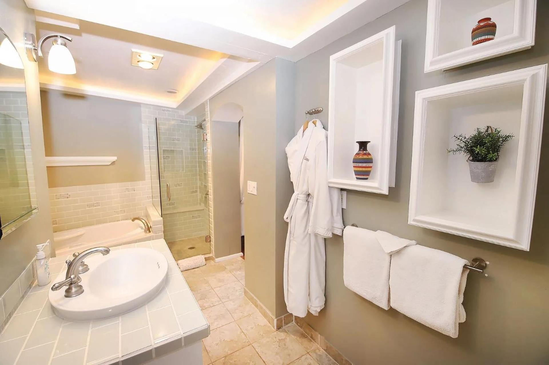 Deluxe Suite Spa Bath