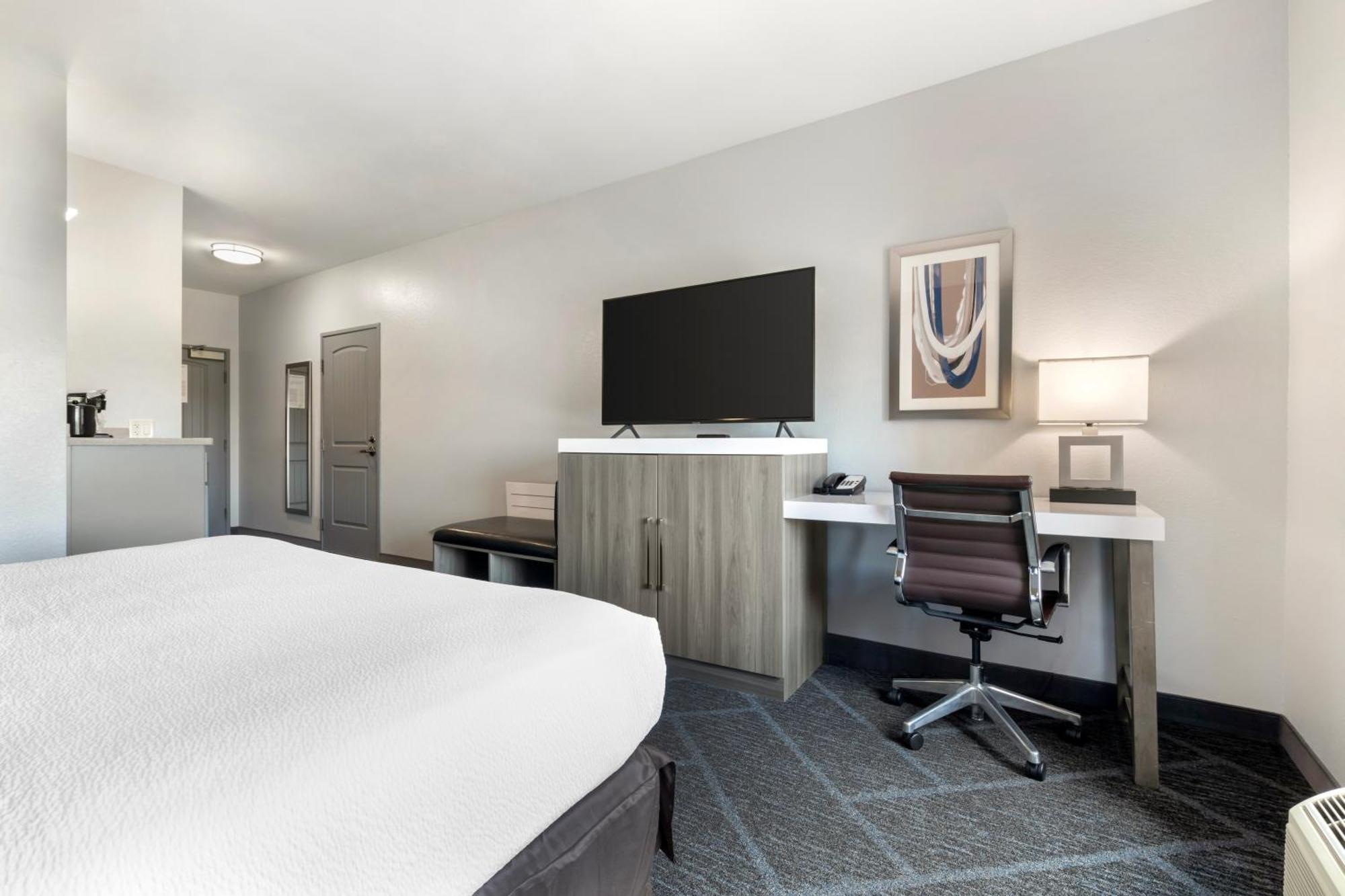 King Room with Visual Emergency Alarm - Hearing Accessible/Non-Smoking