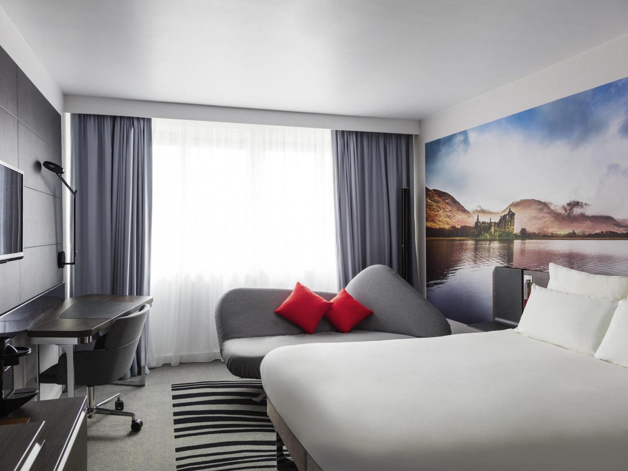 Executive Room with 1 Queen Bed and Sofa