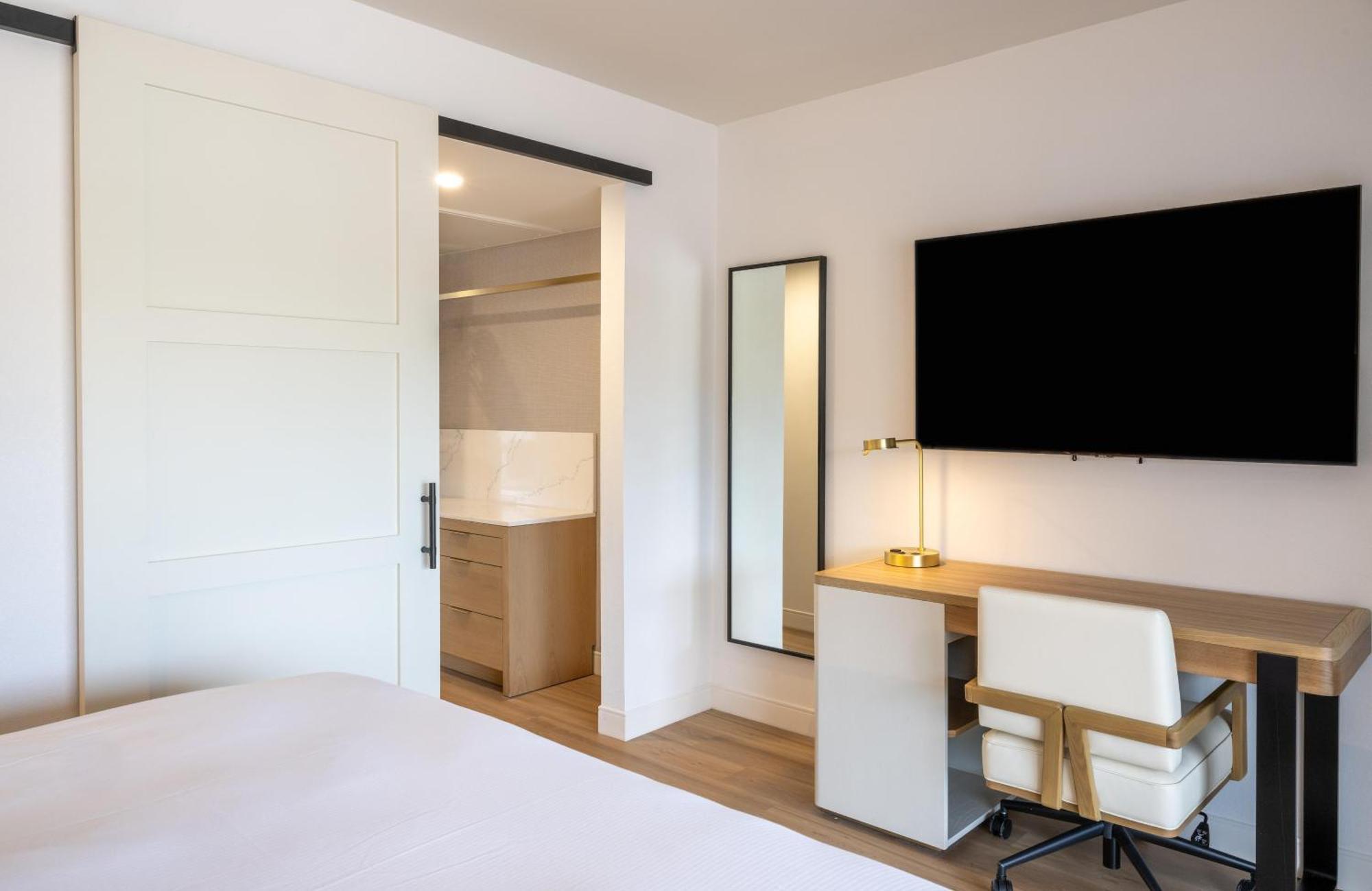 One-Bedroom Suite Two Queen Beds Mountain View