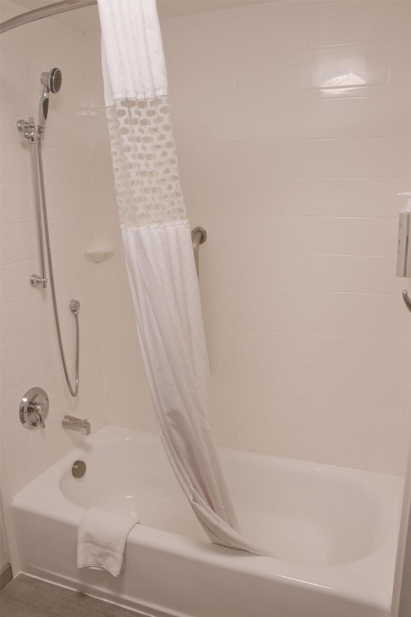 Suite with Two Queen Beds and Tub - Mobility Access/Non-Smoking