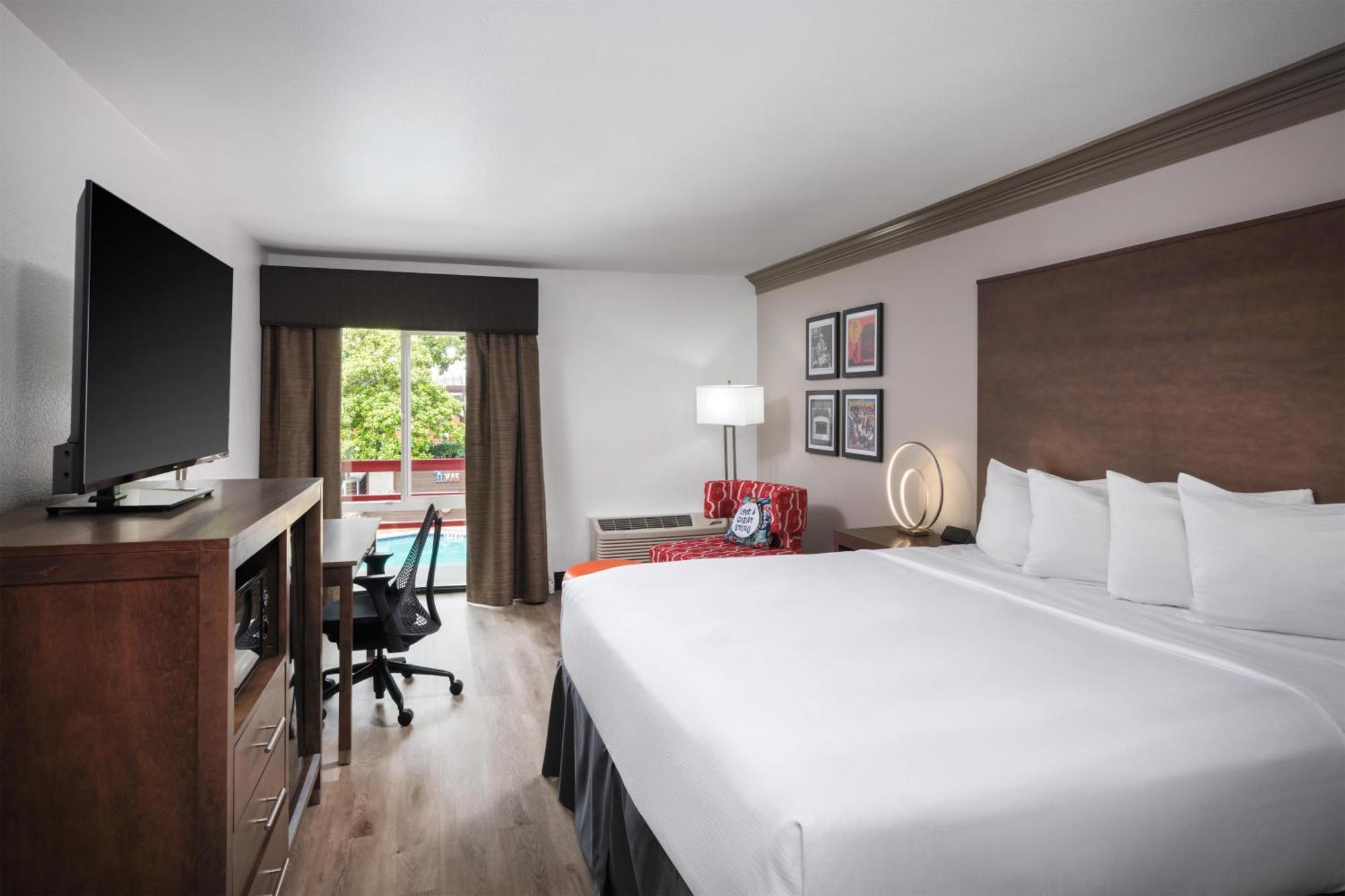 King Room with Courtyard View