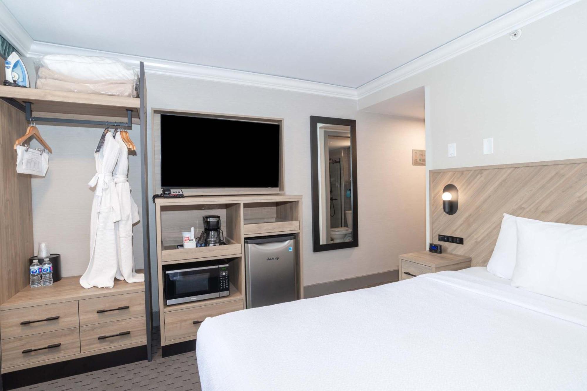Standard Room, 1 Queen Bed, South Tower