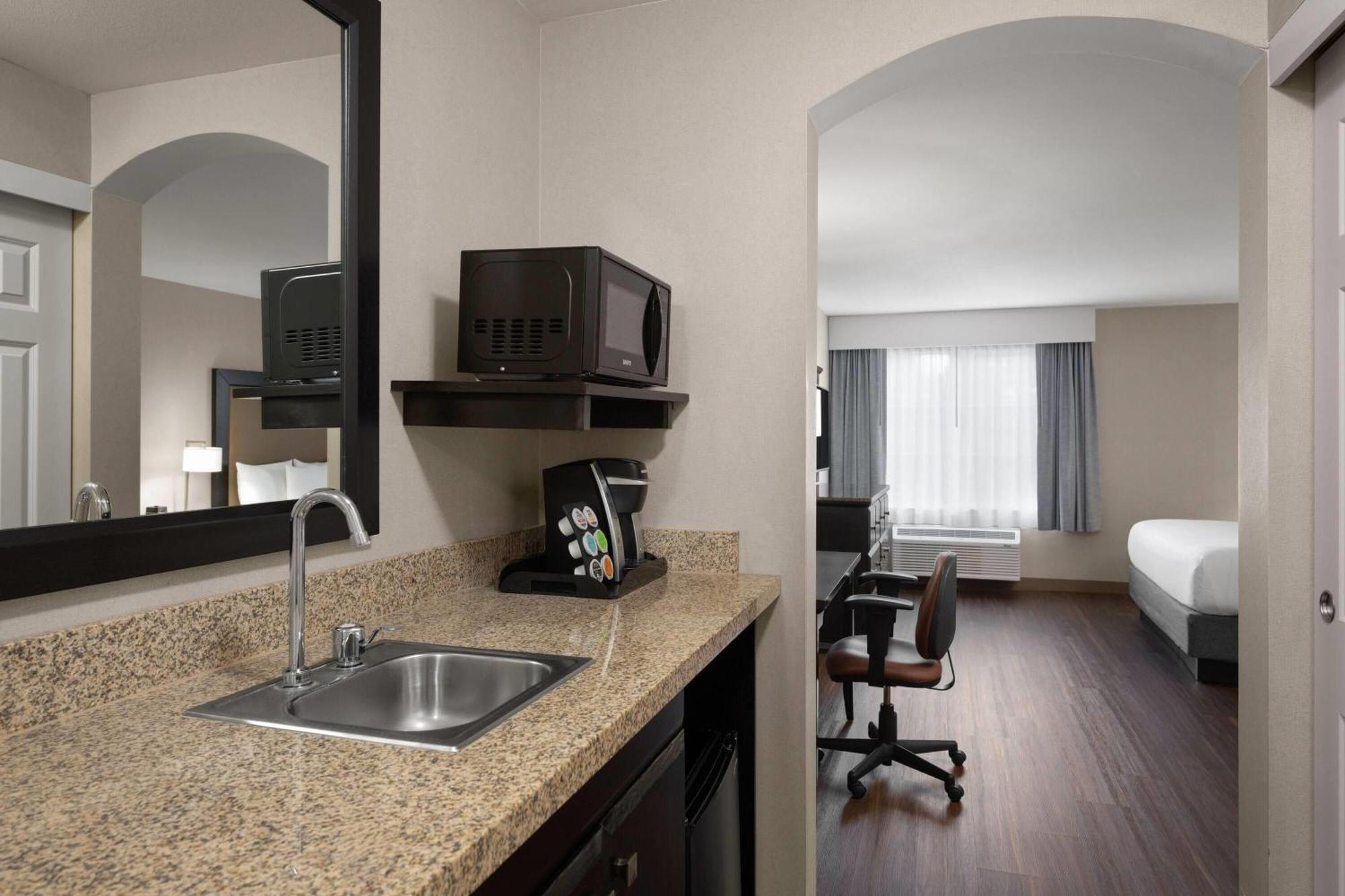 1 King Bed, Executive Room with Oversize Tub, Non-Smoking